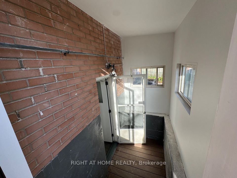 219 Steel Street, Barrie, ON L4M 2G8