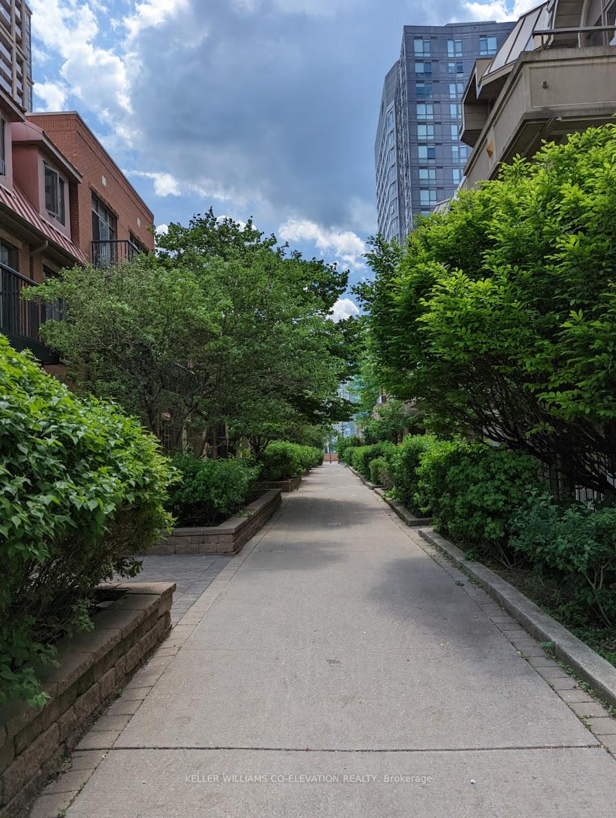 2 Bedrooms Condo at 330 Princess Royal, Mississauga For sale