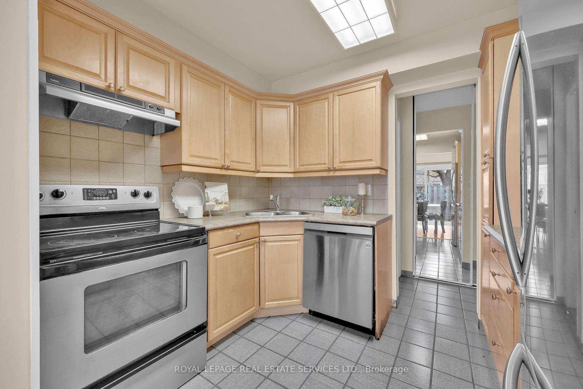 3 Bedrooms Condo at 3125 Fifth, Mississauga For sale