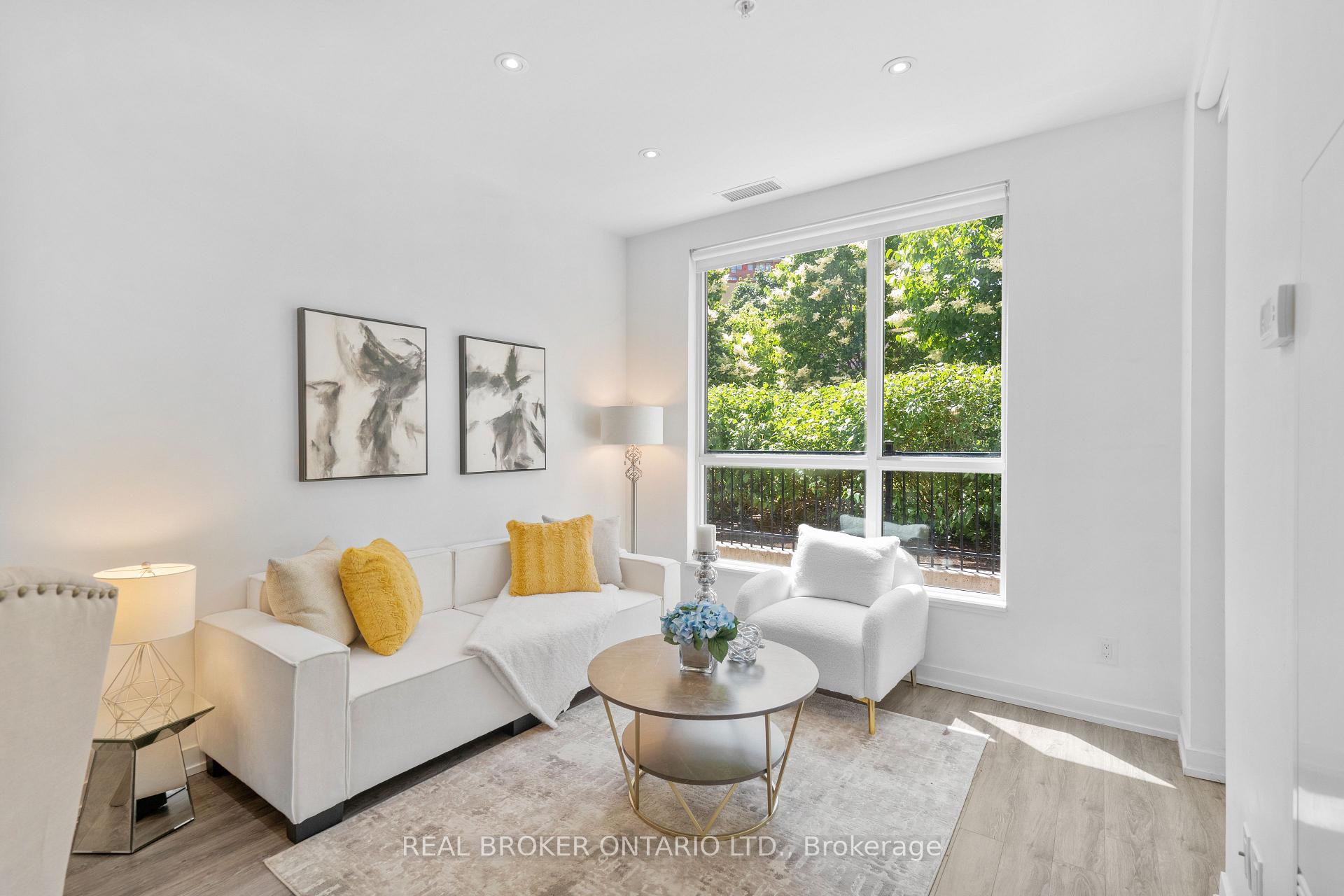 2 Bedrooms Condo at 840 Queen’s Plate, Toronto For sale
