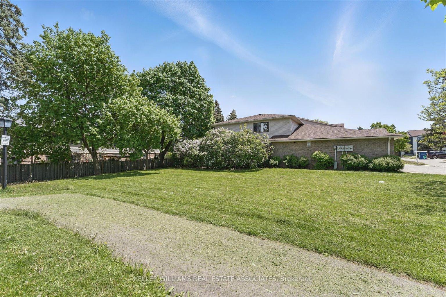 3 Bedrooms Condo at 2701 Aquitaine, Mississauga For sale