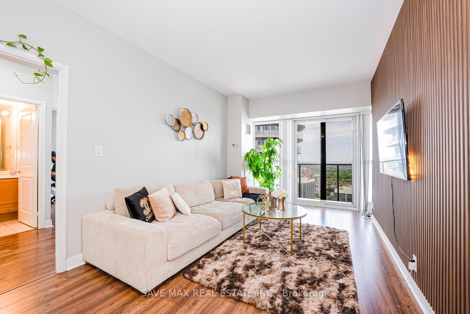 2 Bedrooms Condo at 60 Absolute, Mississauga For sale