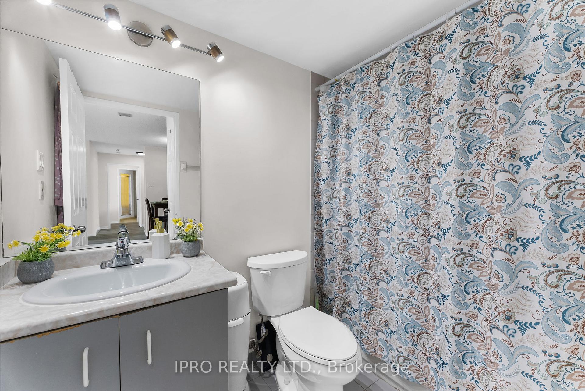 3 Bedrooms Condo at 700 Constellation, Mississauga For sale