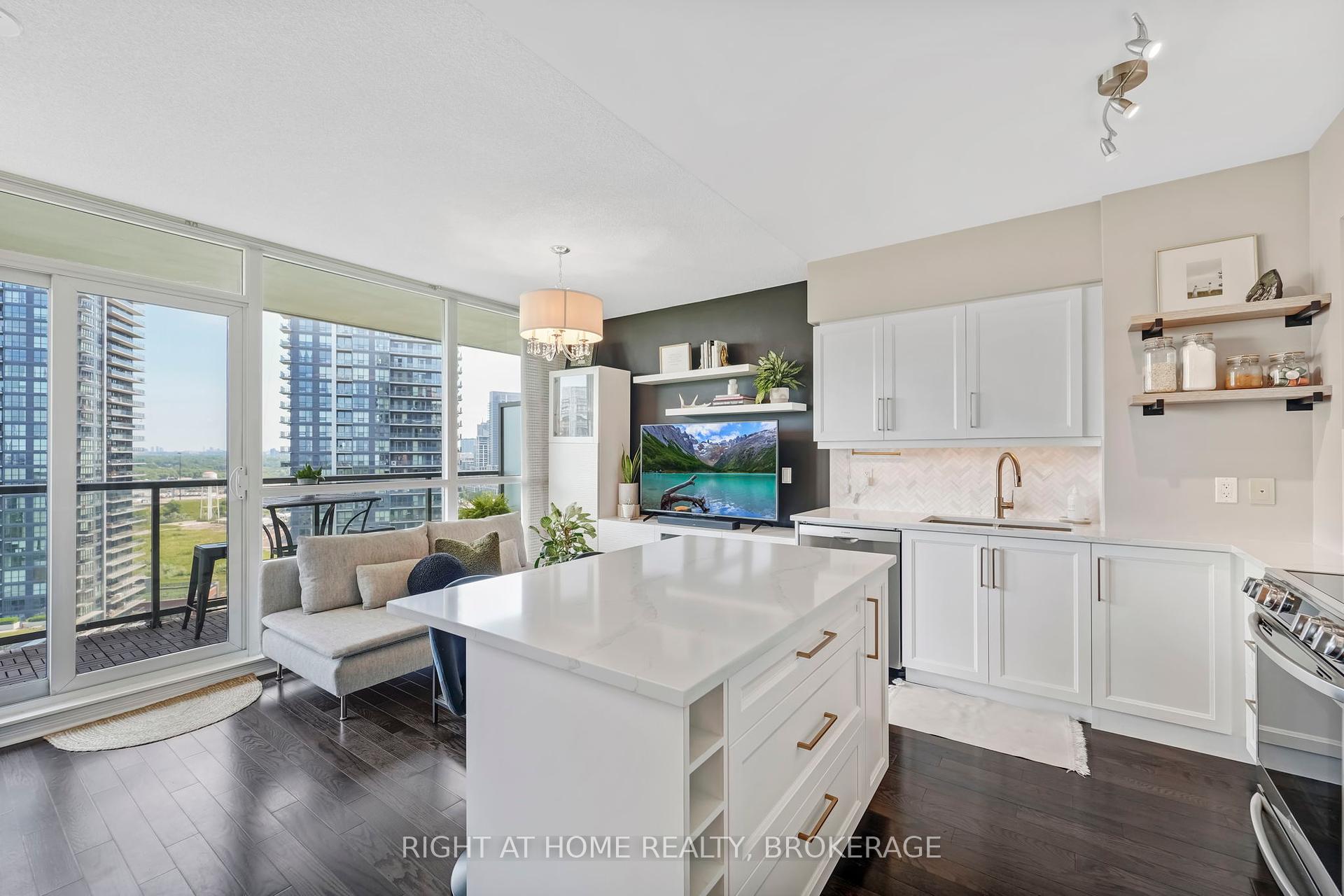 2 Bedrooms Condo at 15 Legion, Toronto For sale