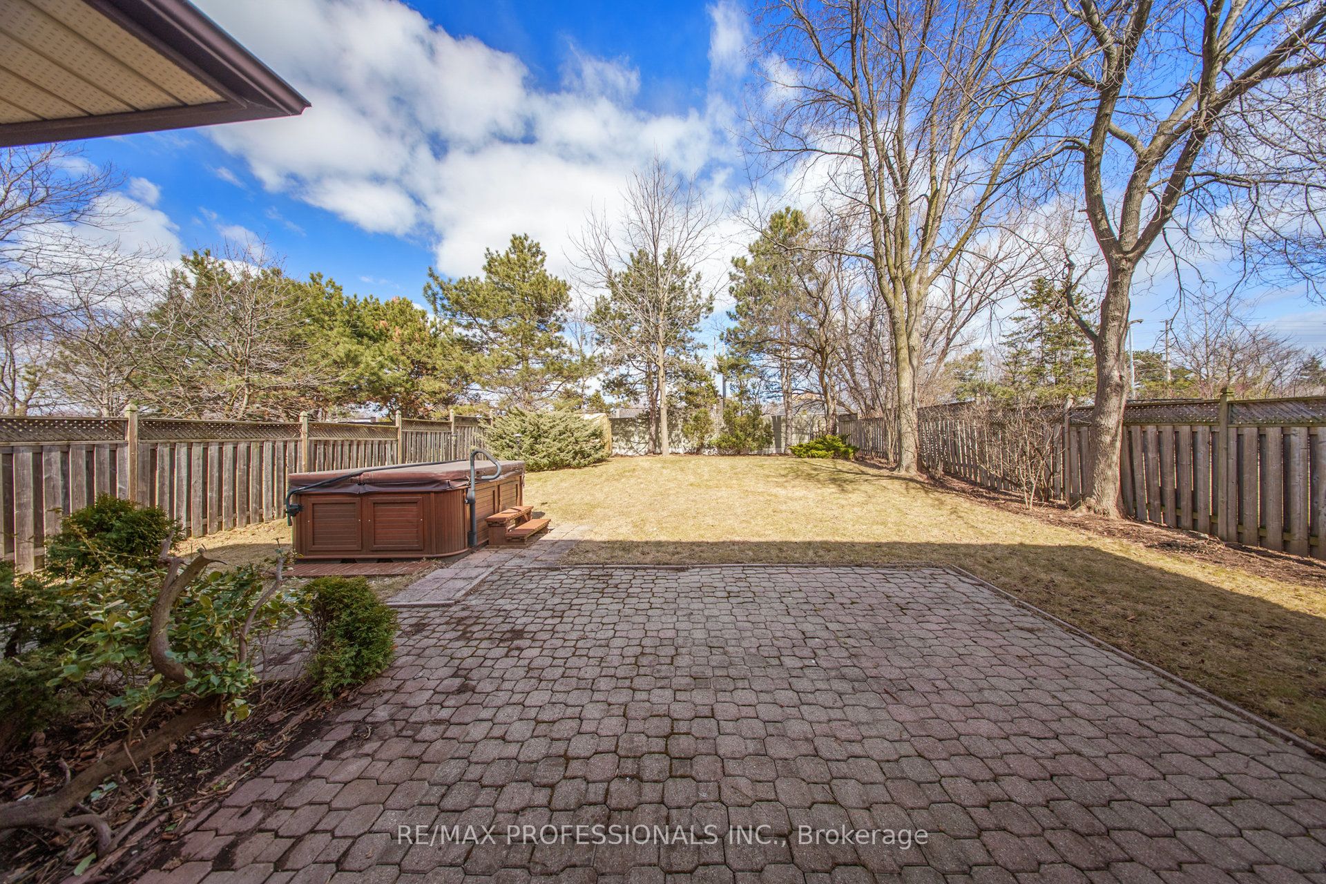 1327 Greenwood Crescent