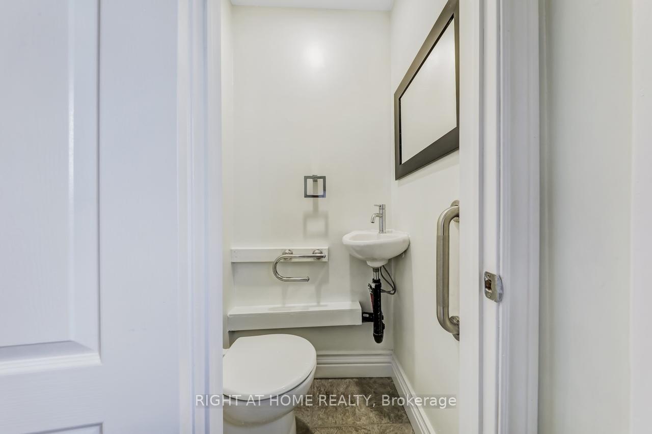 4 Bedrooms Condo at 1055 Shawnmarr, Mississauga For sale