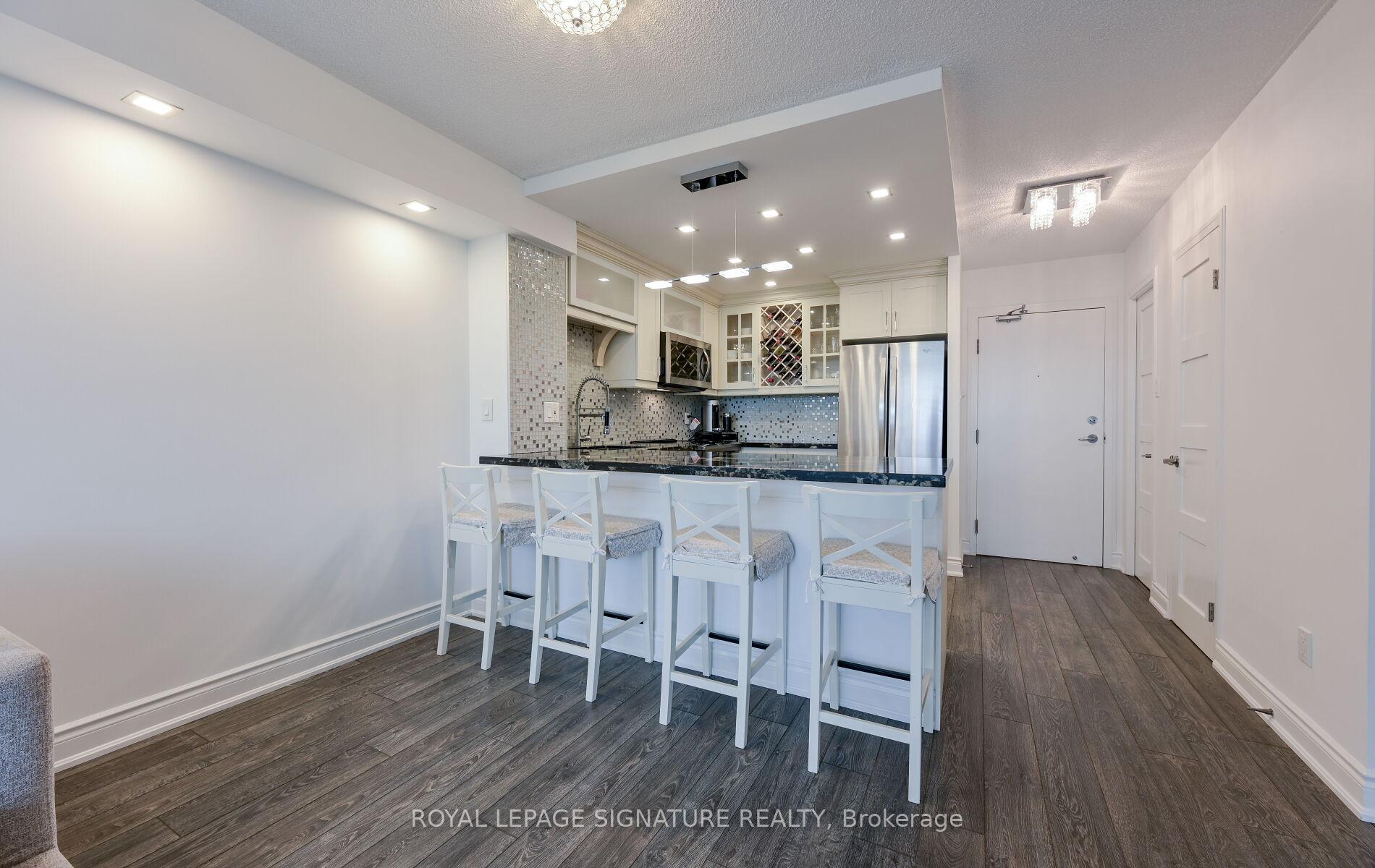2 Bedrooms Condo at 75 King, Mississauga For sale