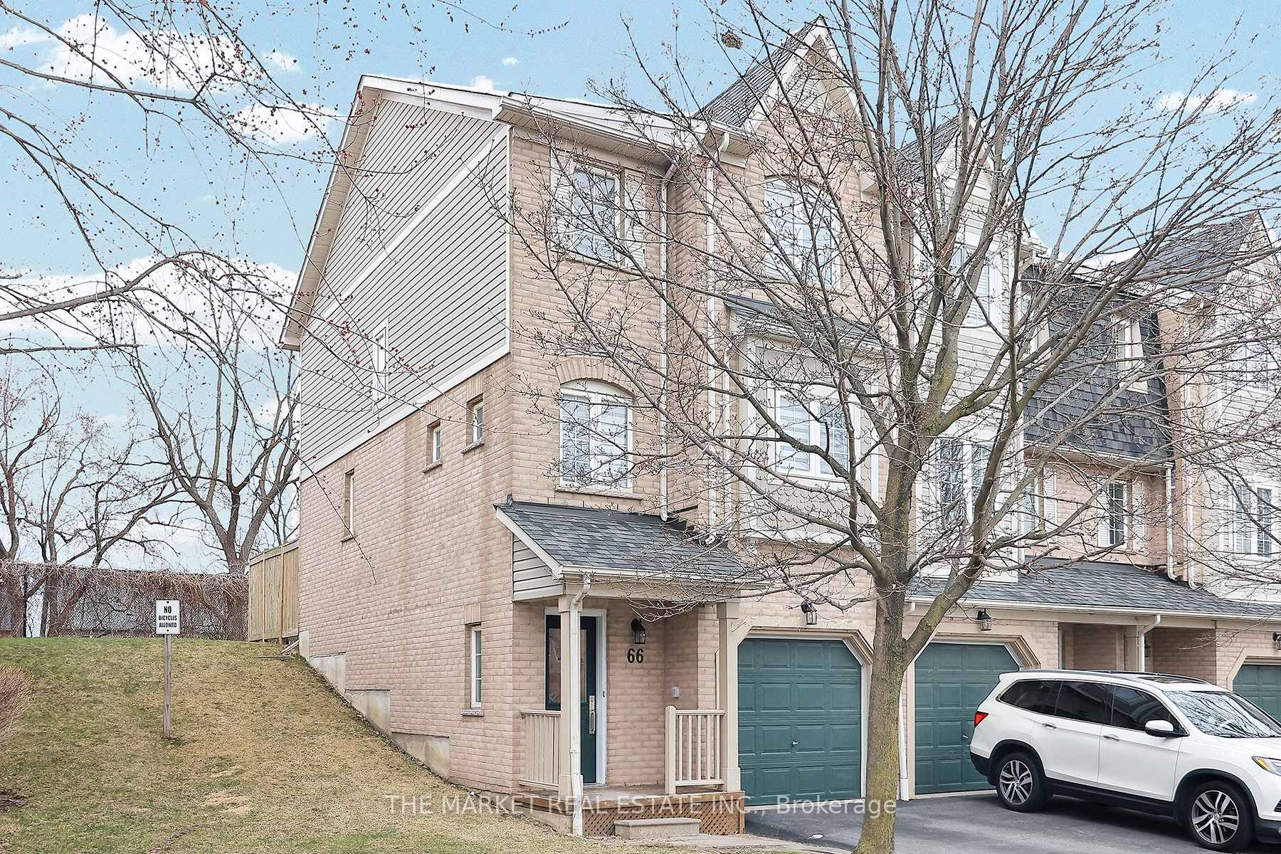 3 Bedrooms Condo at 7190 Atwood, Mississauga For sale