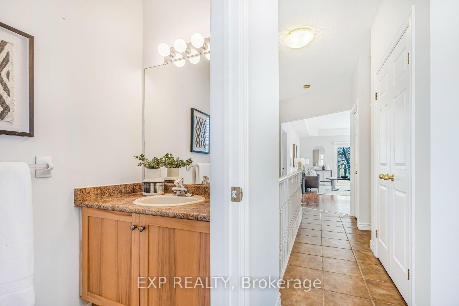 2 Bedrooms Condo at 34 Southbrook, Hamilton For sale