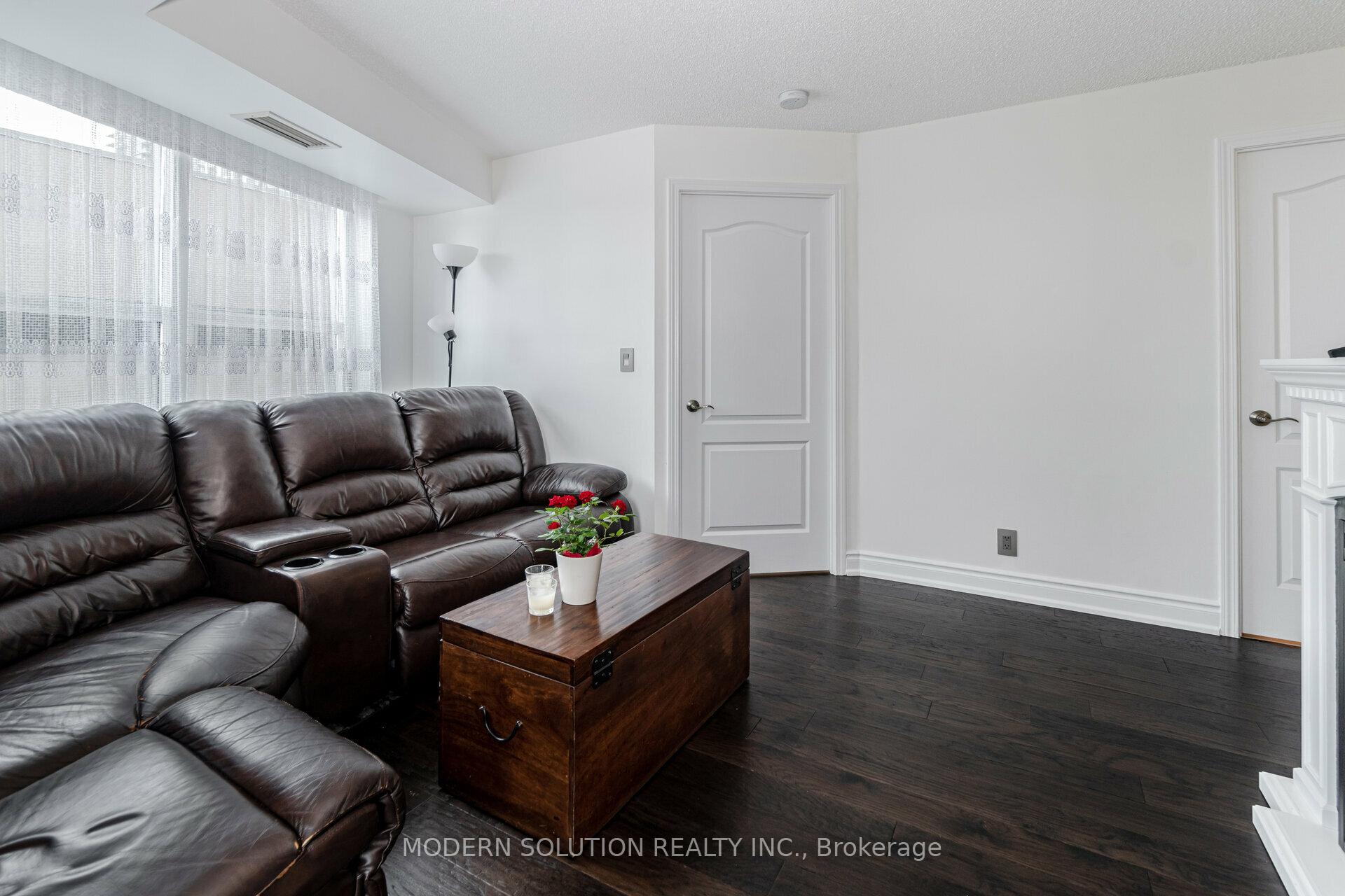 2 Bedrooms Condo at 1 Elm, Mississauga For sale