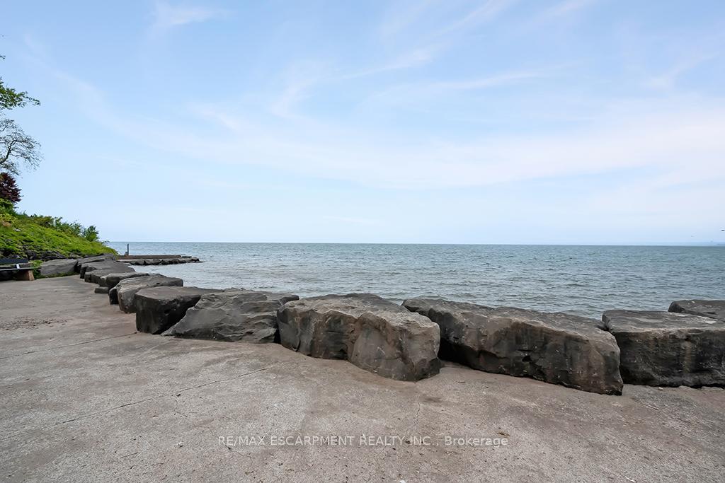2 Bedrooms Condo at 2220 Lakeshore, Burlington For sale