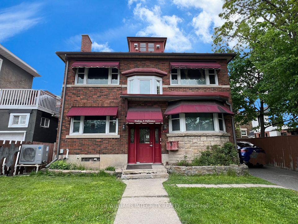831 Bronson