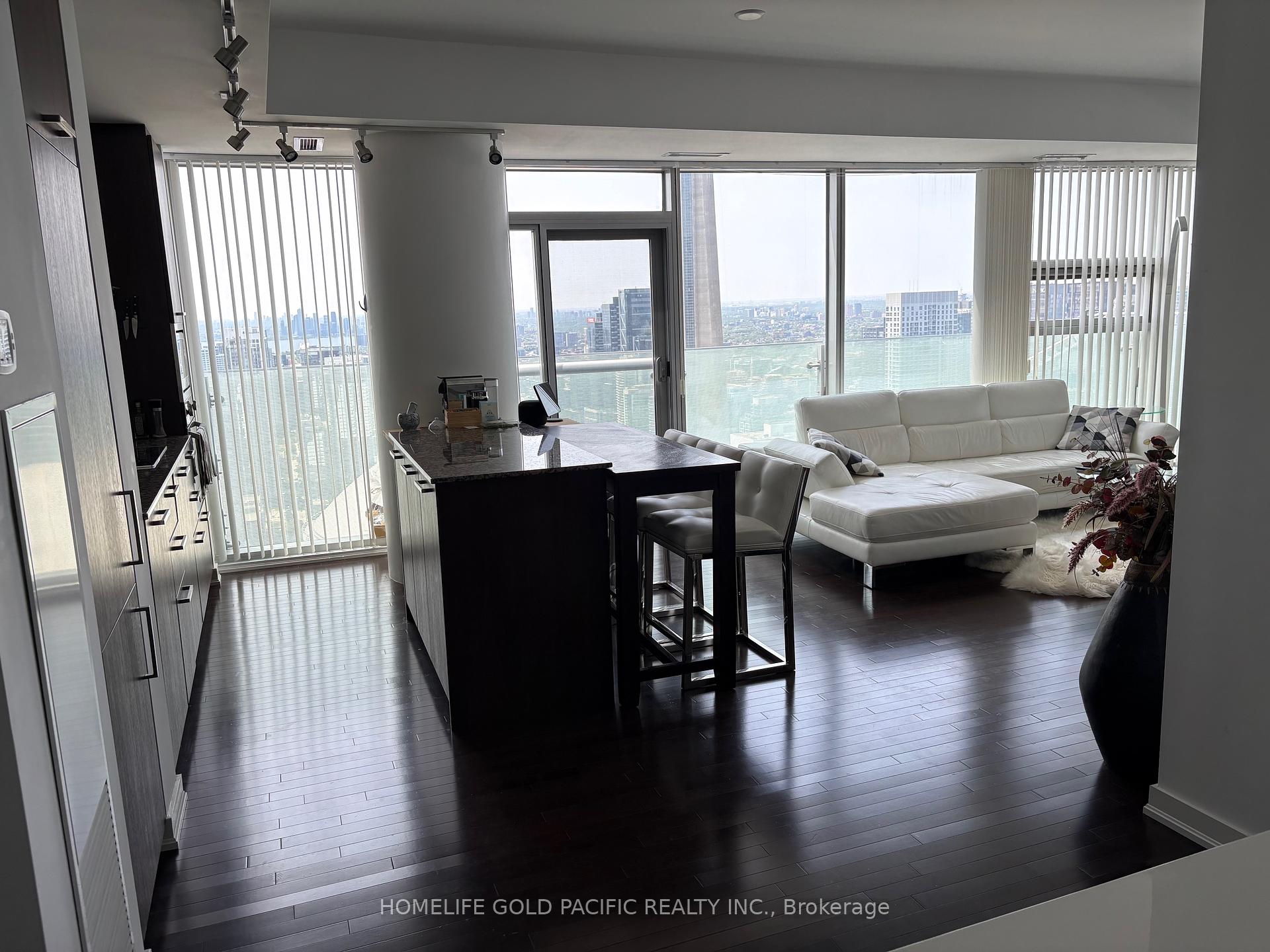 3 Bedrooms Condo at 14 York, Toronto For sale