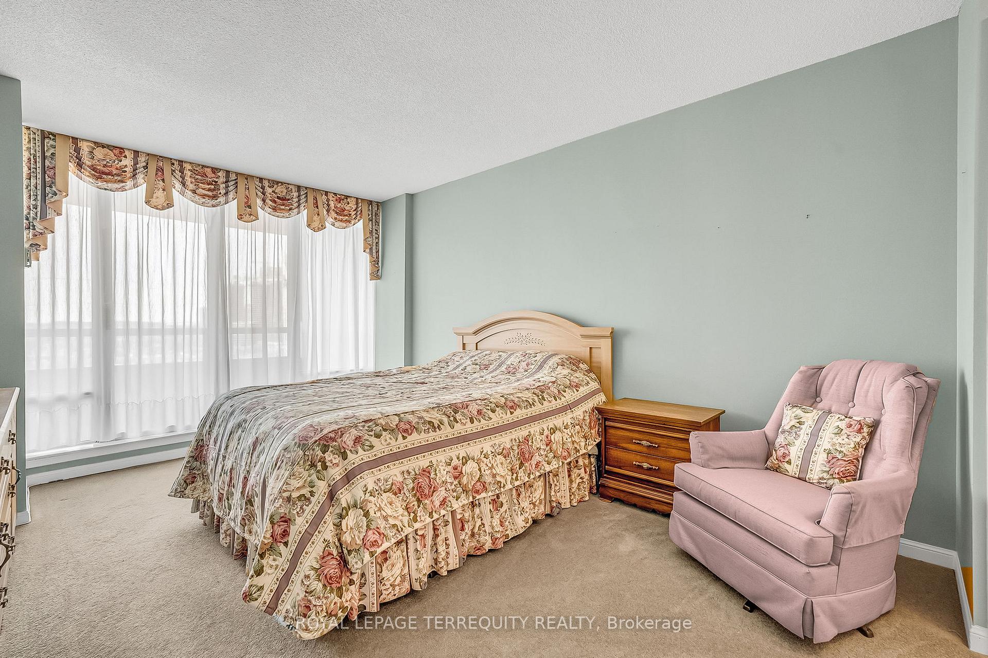 2 Bedrooms Condo at 550 Webb, Mississauga For sale