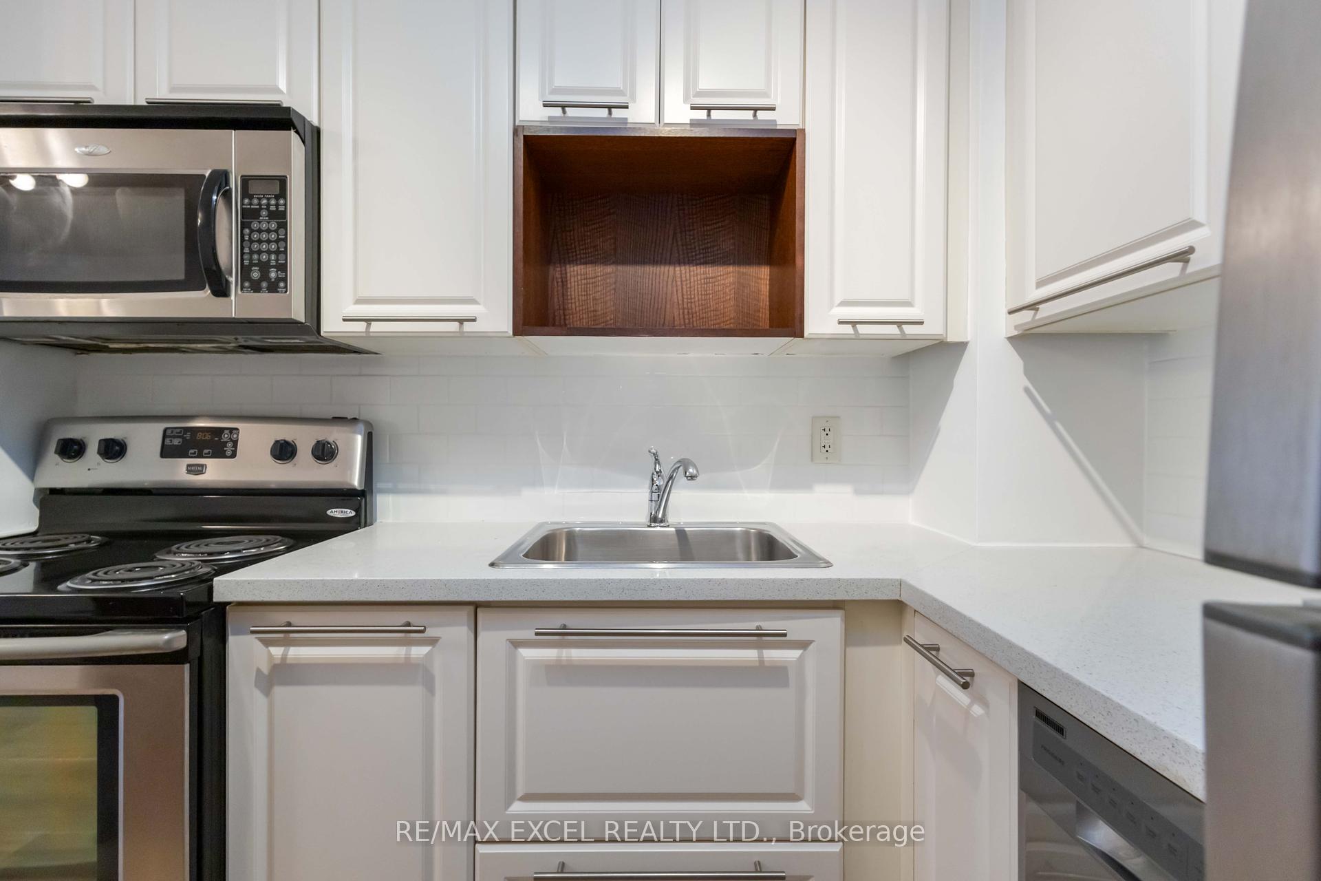 2 Bedrooms Condo at 21 Carlton, Toronto For sale