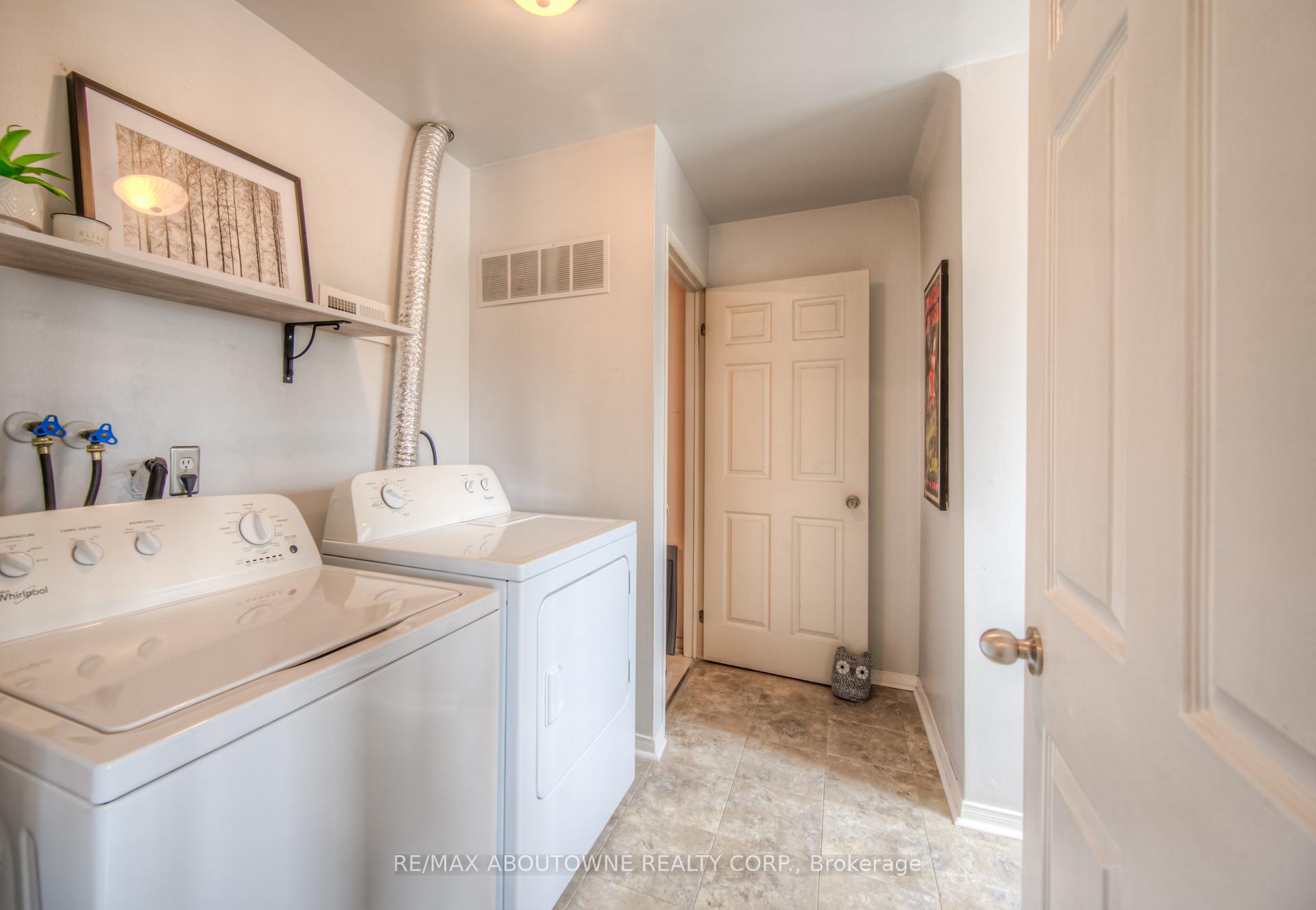 2 Bedrooms Condo at 2110 Cleaver, Burlington For sale