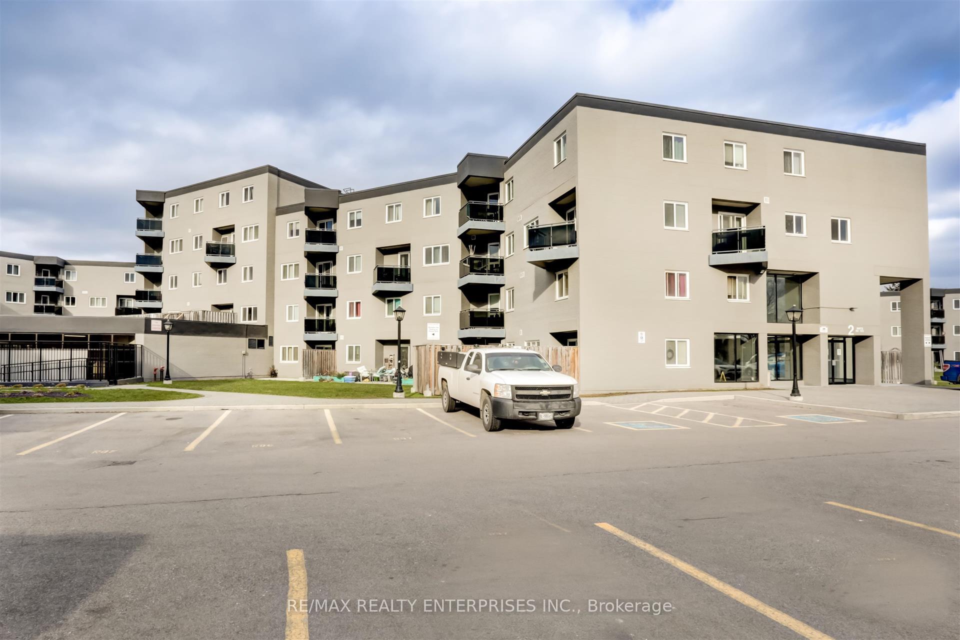 3 Bedrooms Condo at 2001 Bonnymede, Mississauga For sale