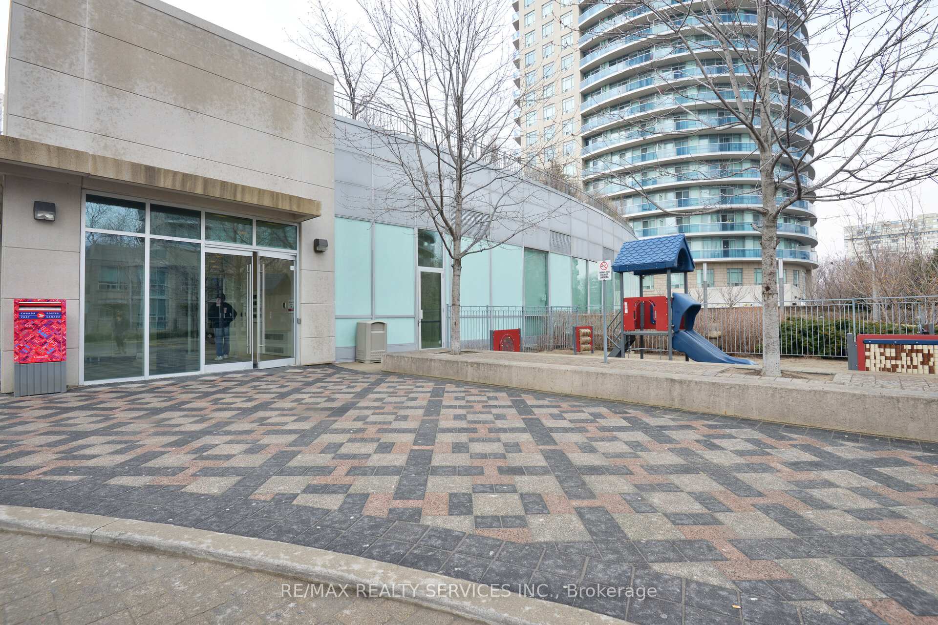 2 Bedrooms Condo at 80 Absolute,  Mississauga For sale