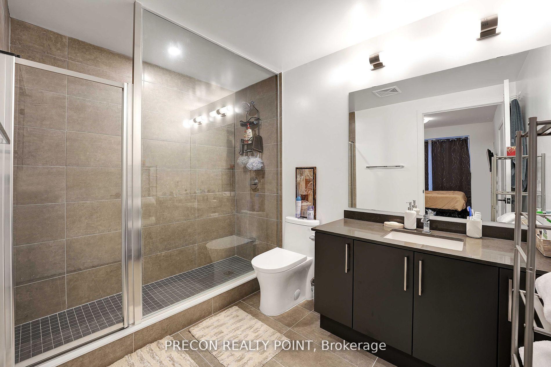 2 Bedrooms Condo at 2450 Old Bronte, Oakville For sale