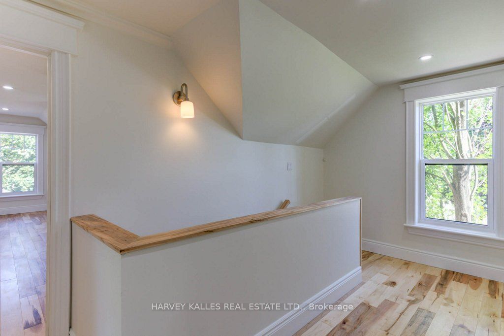 16 Hillcrest Street W