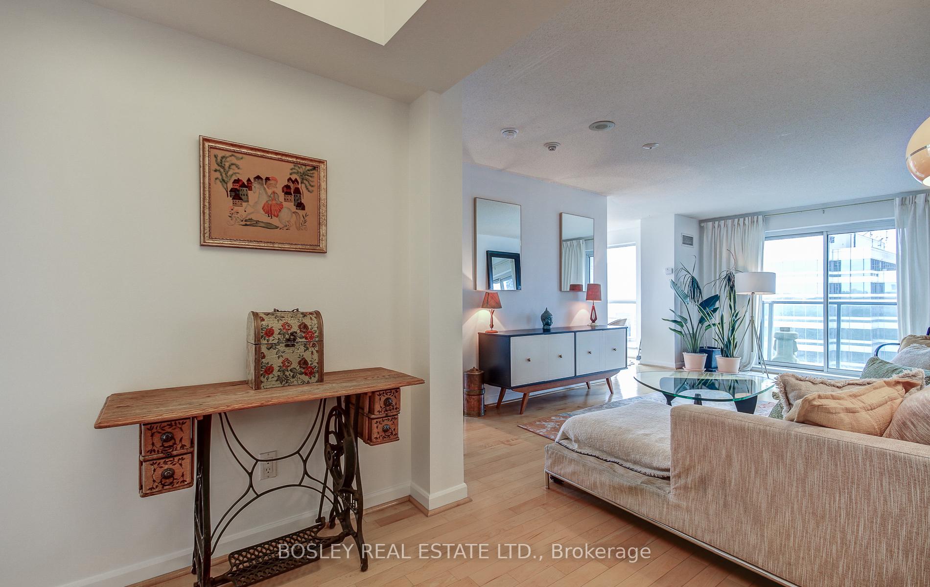 2 Bedrooms Condo at 8 Park, Toronto For sale