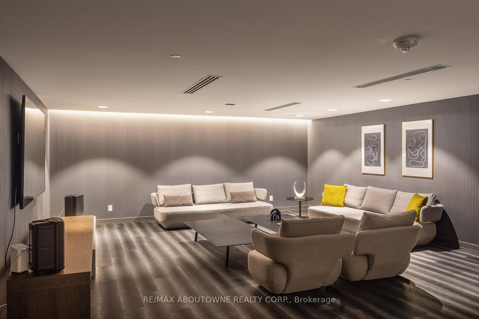 2 Bedrooms Condo at 3 Gloucester, Toronto For sale