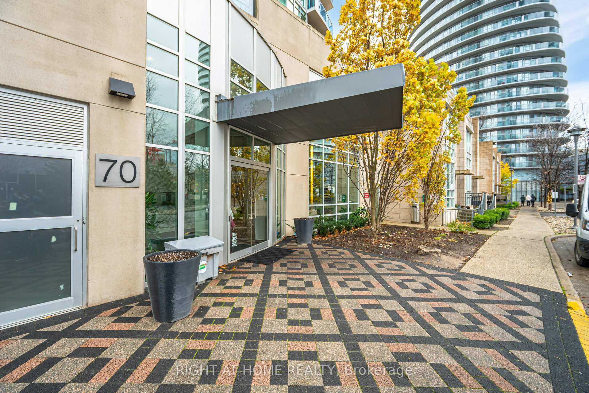 2 Bedrooms Condo at 70 Absolute, Mississauga For sale
