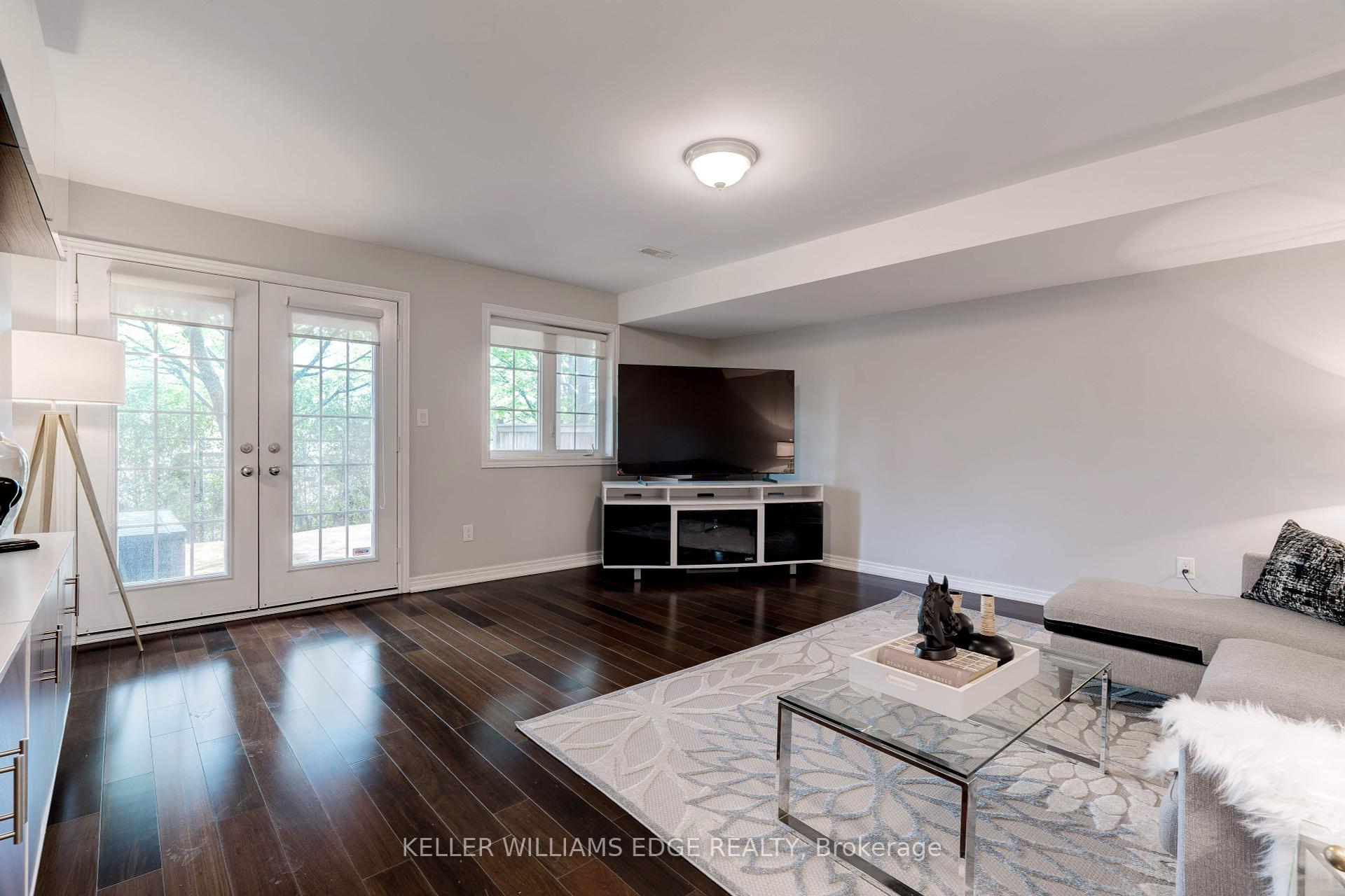 3 Bedrooms Condo at 230 Paisley, Mississauga For sale