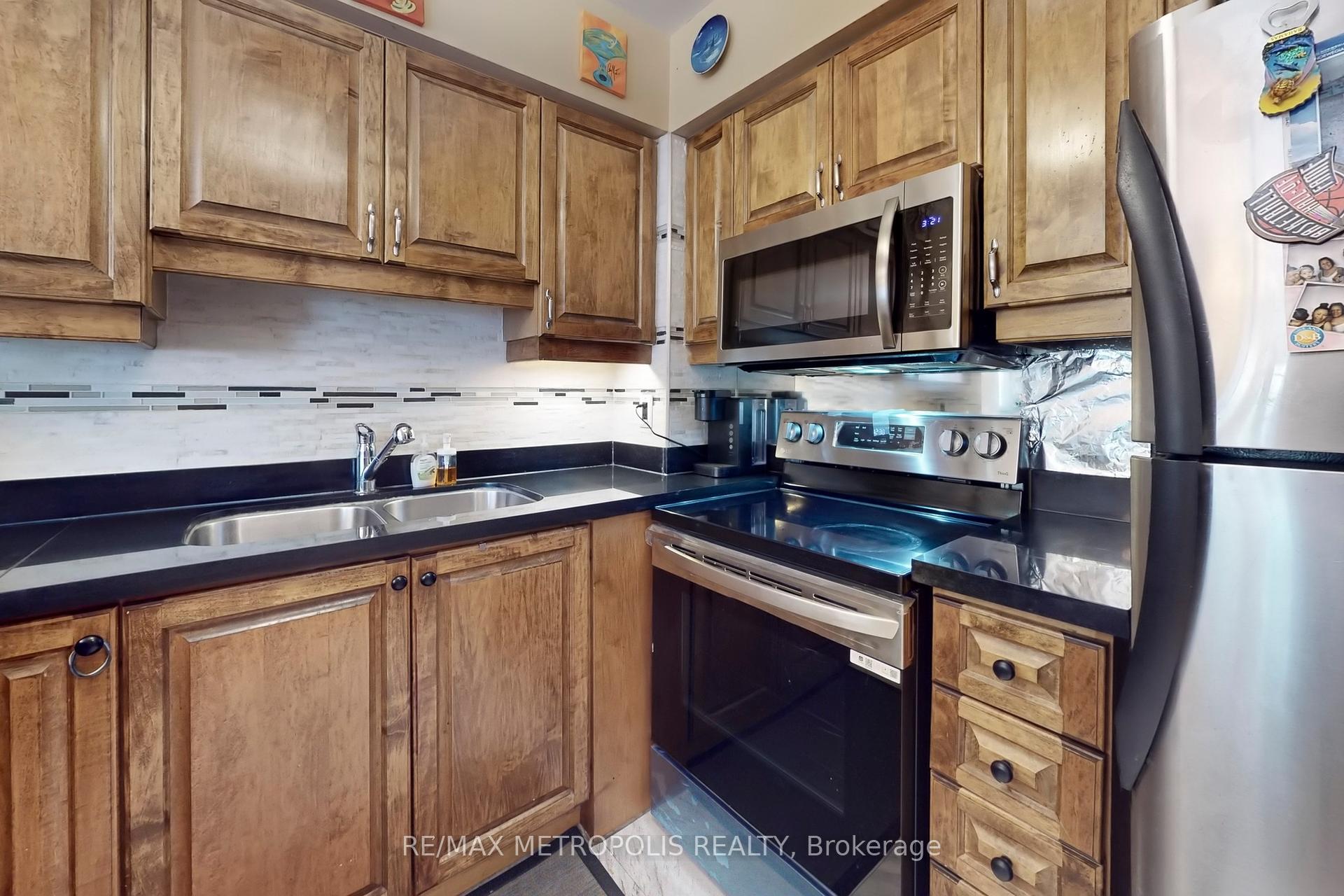 3 Bedrooms Condo at 735 New Westminster, Vaughan For sale