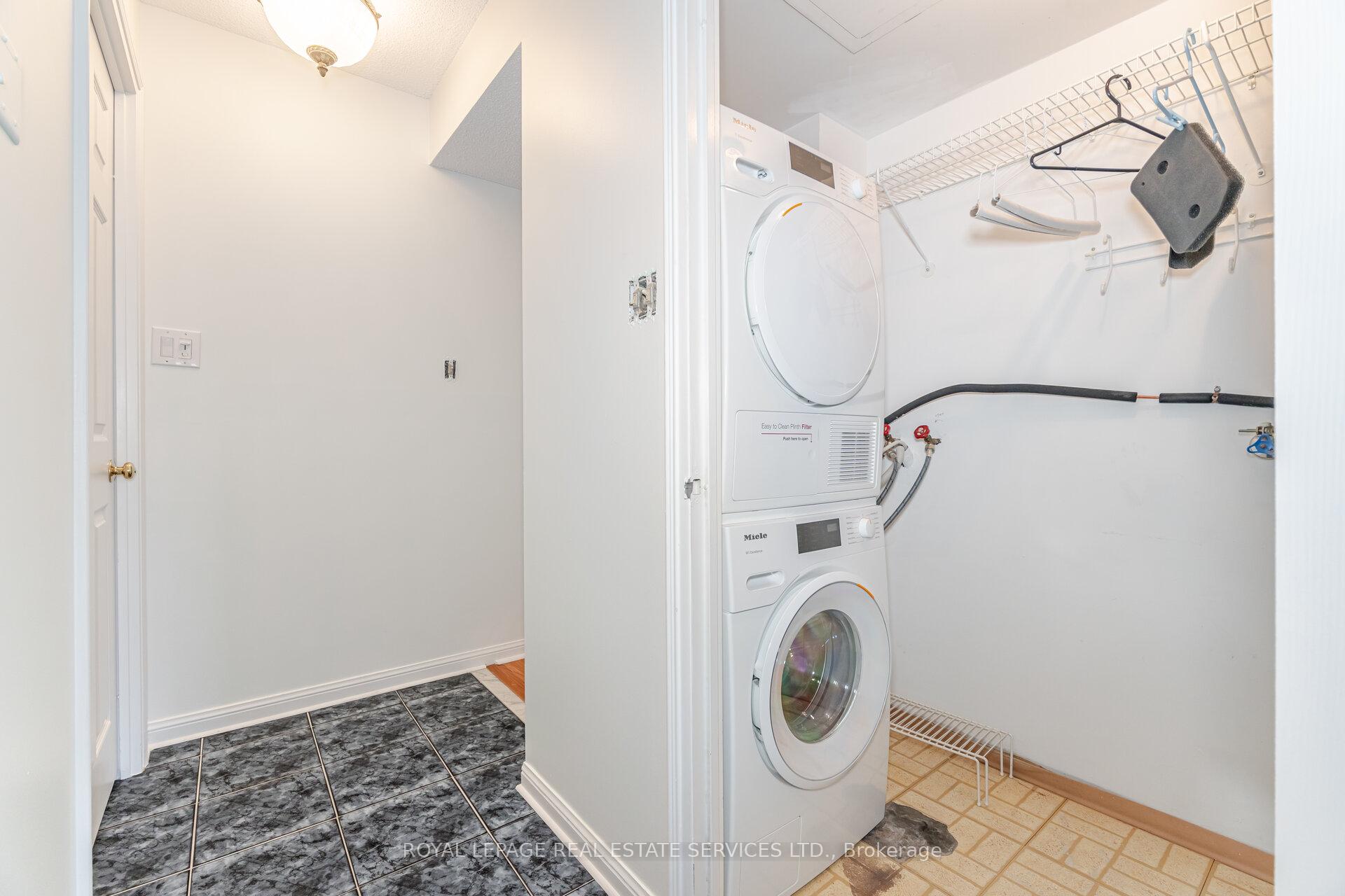 2 Bedrooms Condo at 40 Richview, Toronto For sale