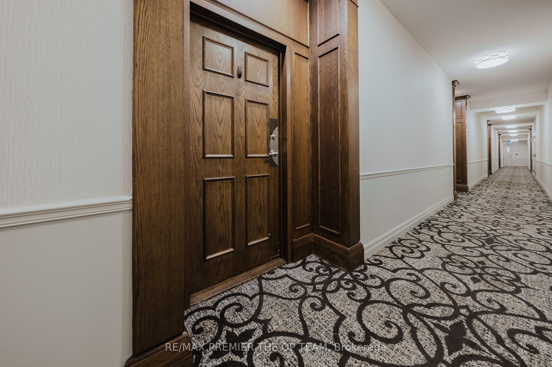 2 Bedrooms Condo at 121 Woodbridge, Vaughan For sale