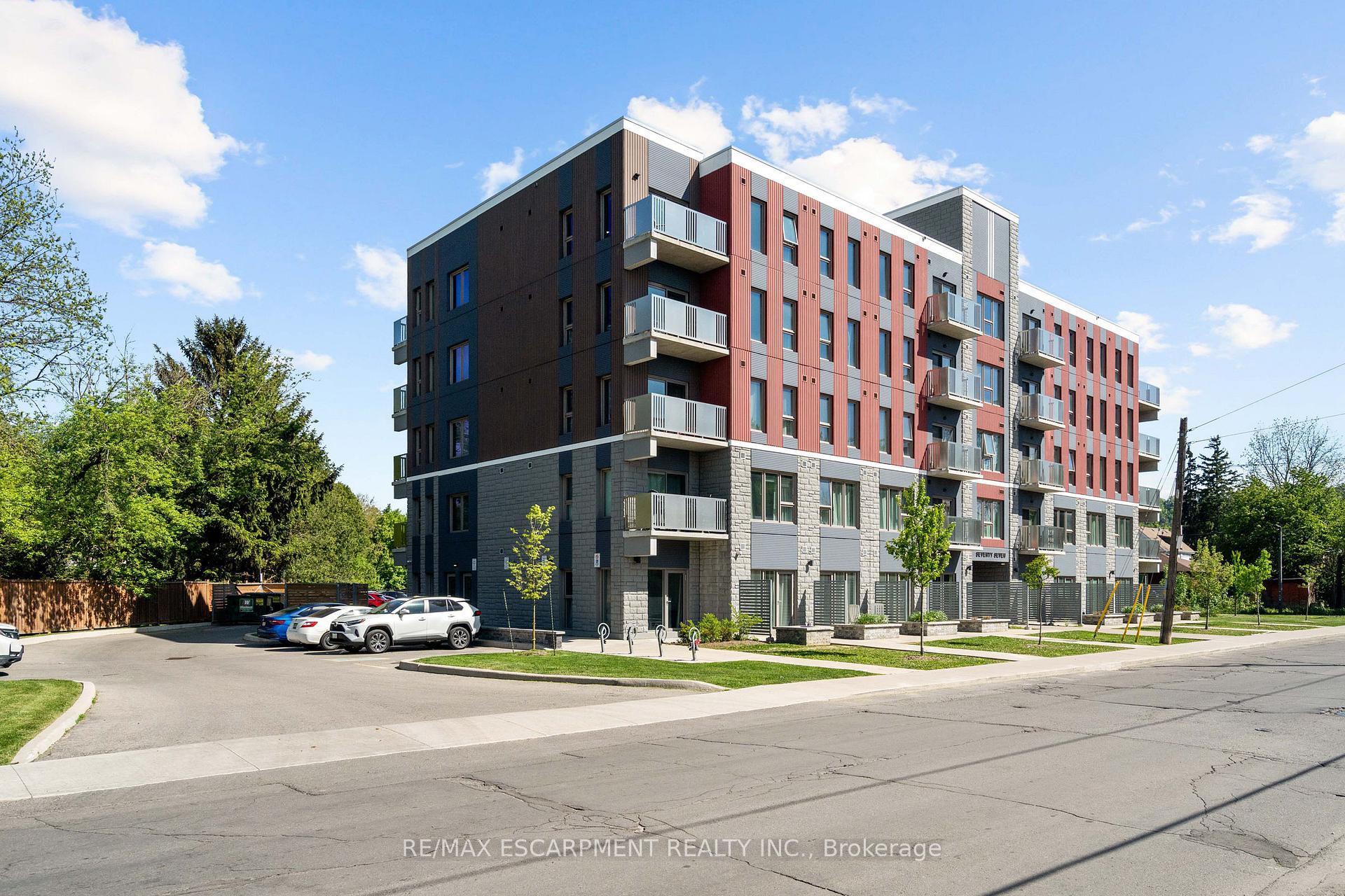 2 Bedrooms Condo at 77 LELAND, Hamilton For sale