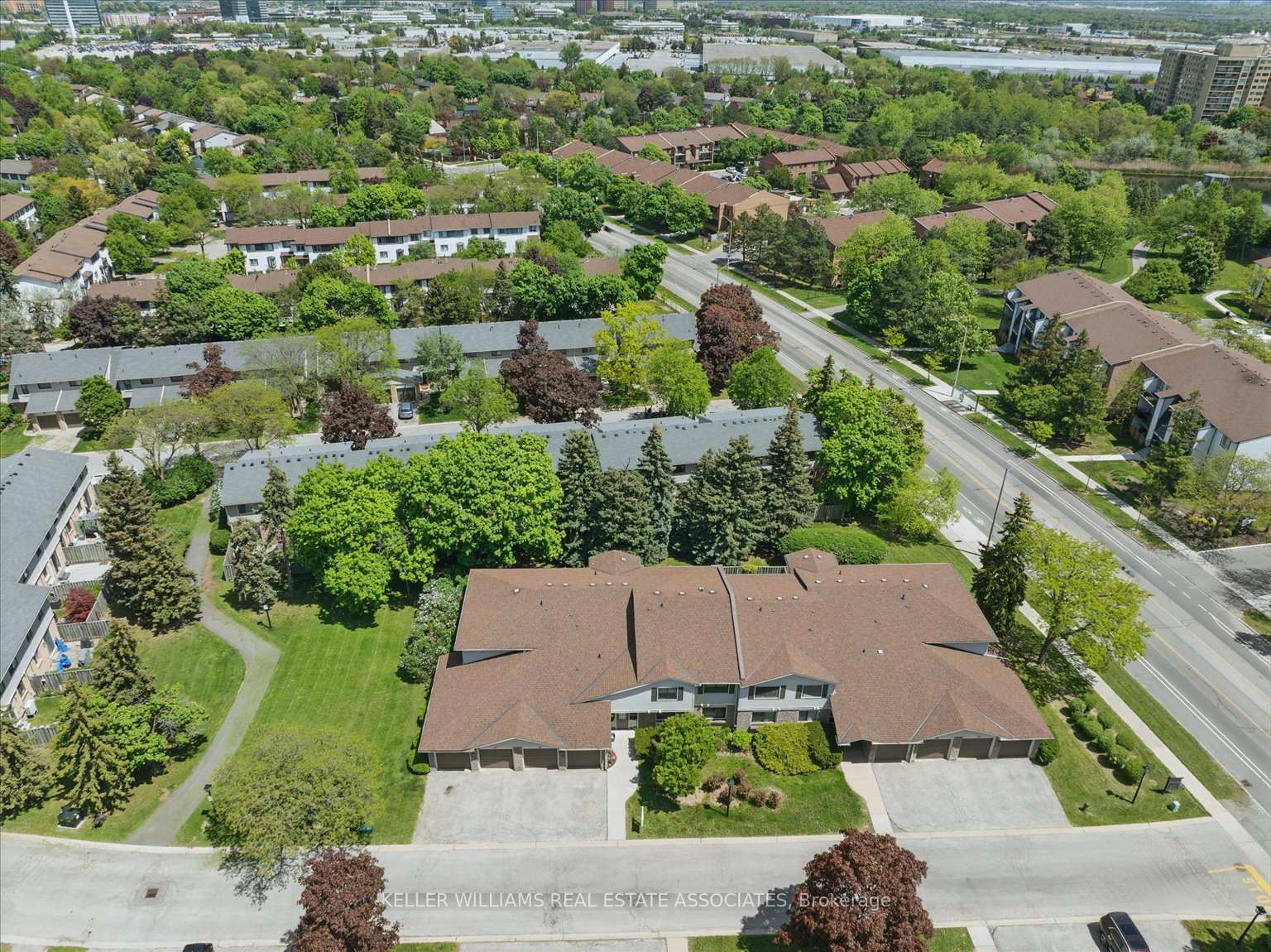 3 Bedrooms Condo at 2701 Aquitaine, Mississauga For sale