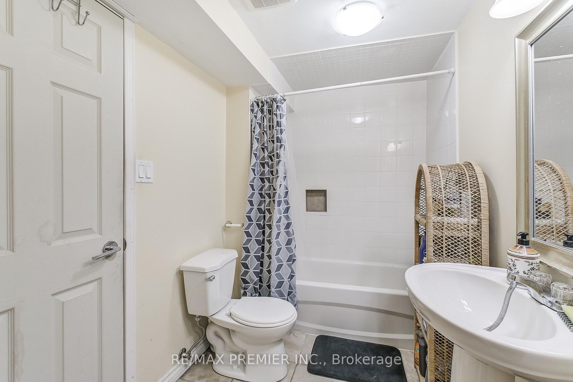 4 Bedrooms Condo at 3600 Colonial, Mississauga For sale