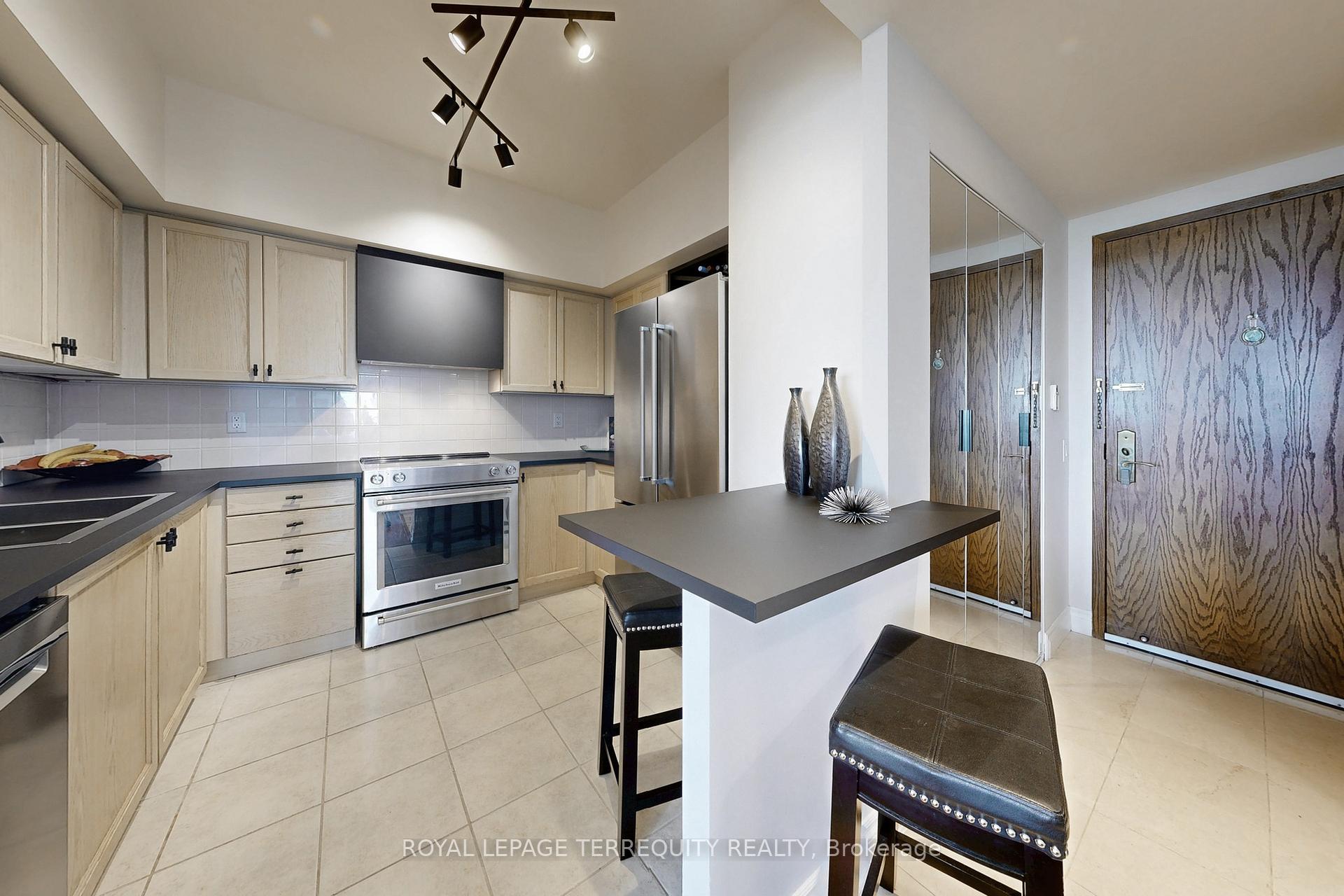 3 Bedrooms Condo at 2 Clairtrell, Toronto For sale