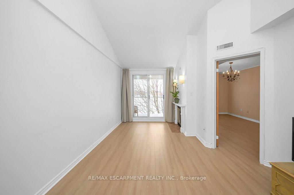 3 Bedrooms Condo at 101 Bristol, Mississauga For sale