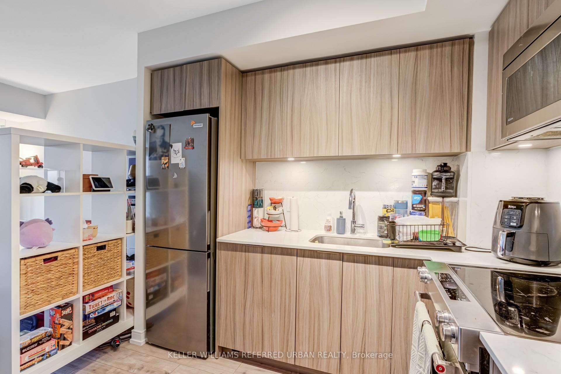 2 Bedrooms Condo at 30 Samuel Wood, Toronto For sale