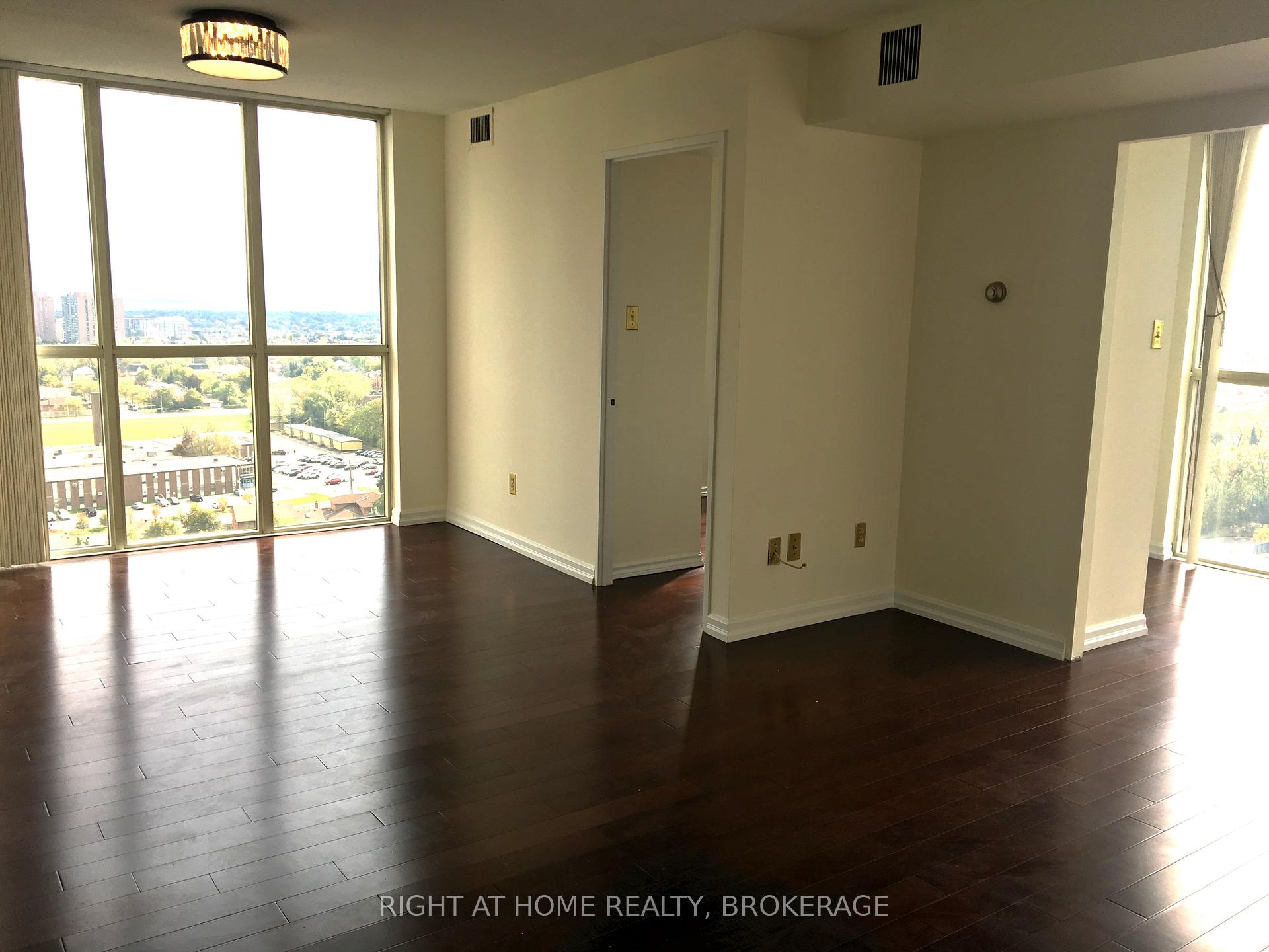 2 Bedrooms Condo at 285 Enfield, Mississauga For sale