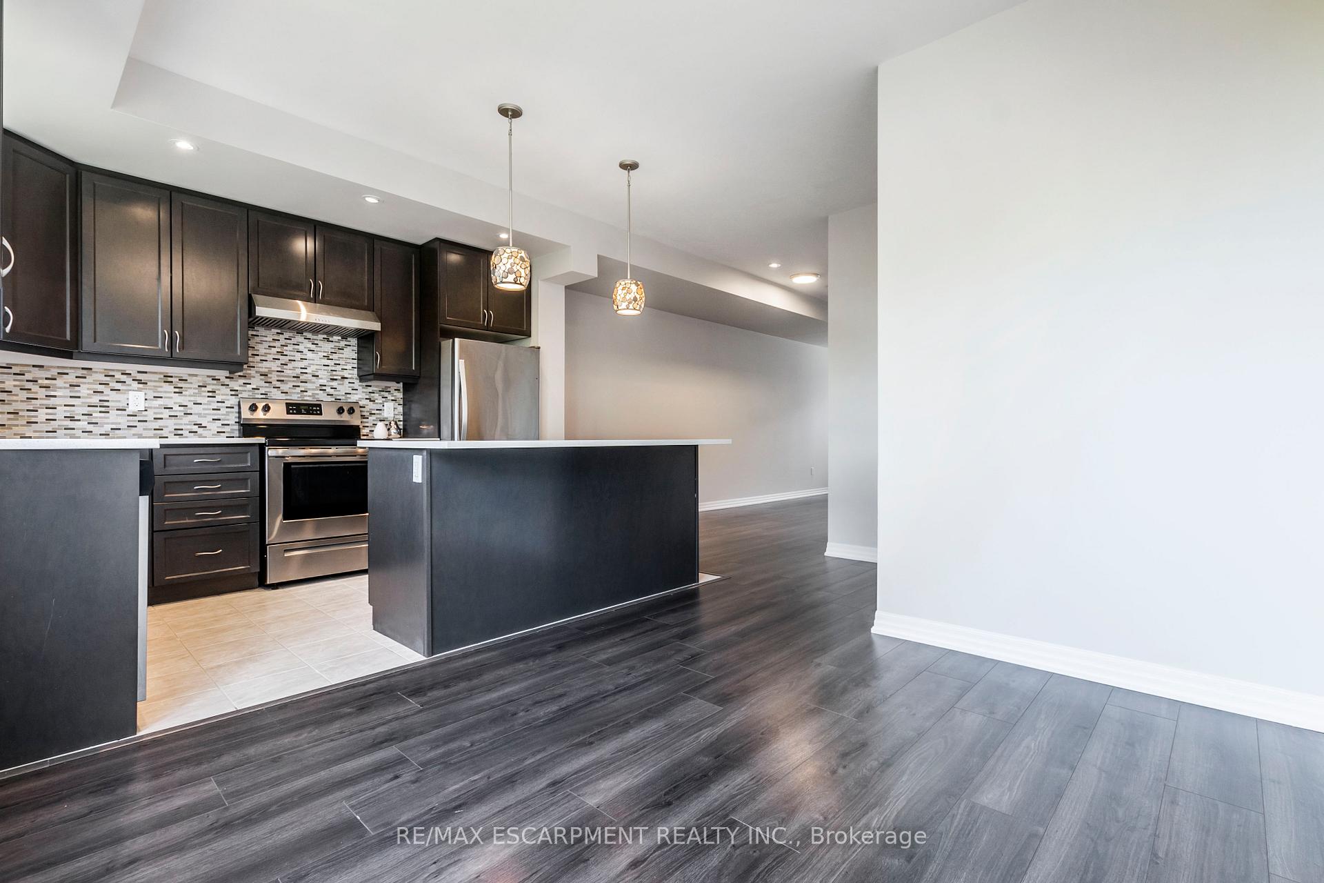 3 Bedrooms Condo at 290 Barton, Hamilton For sale
