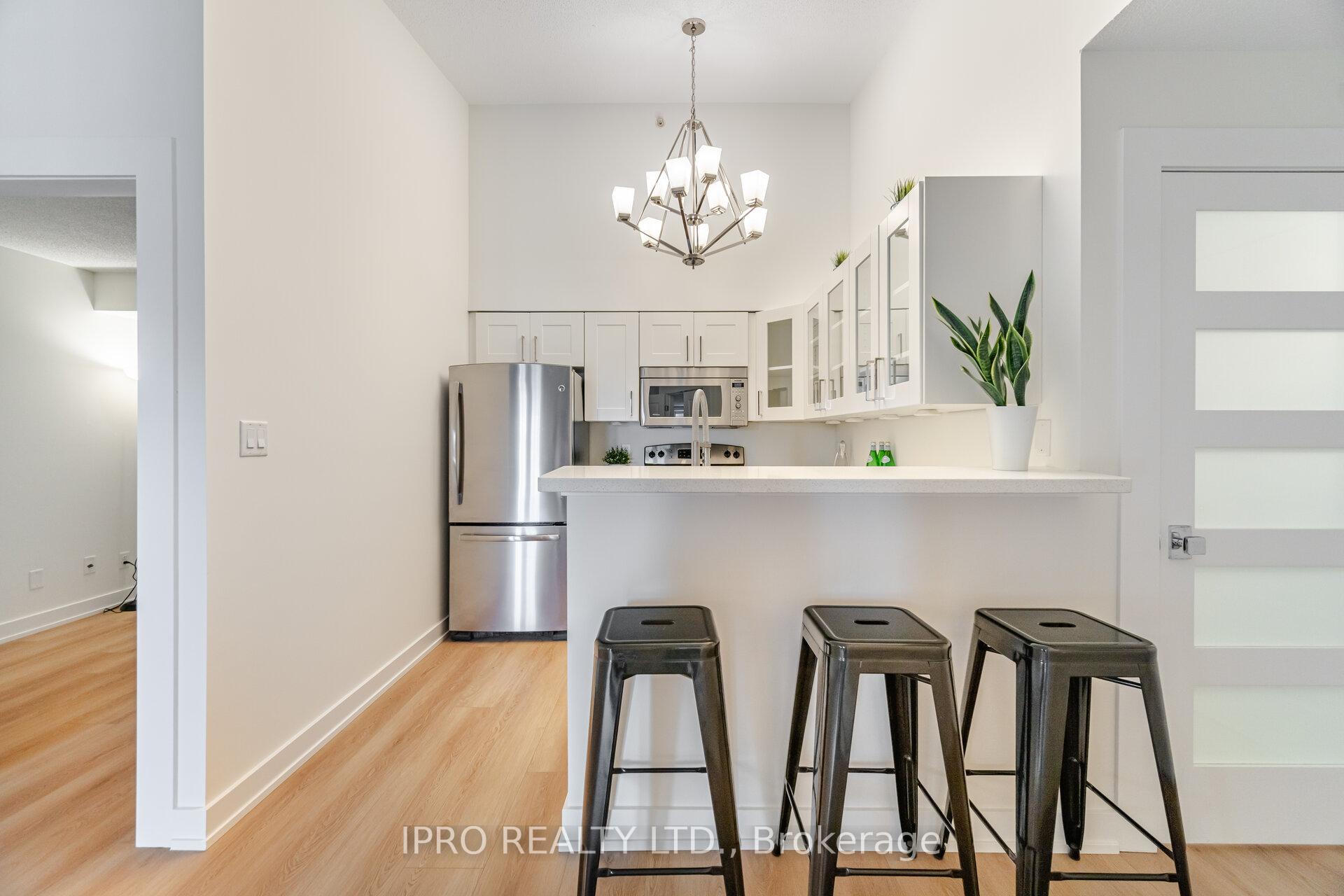 2 Bedrooms Condo at 1411 Walker’s, Burlington For sale