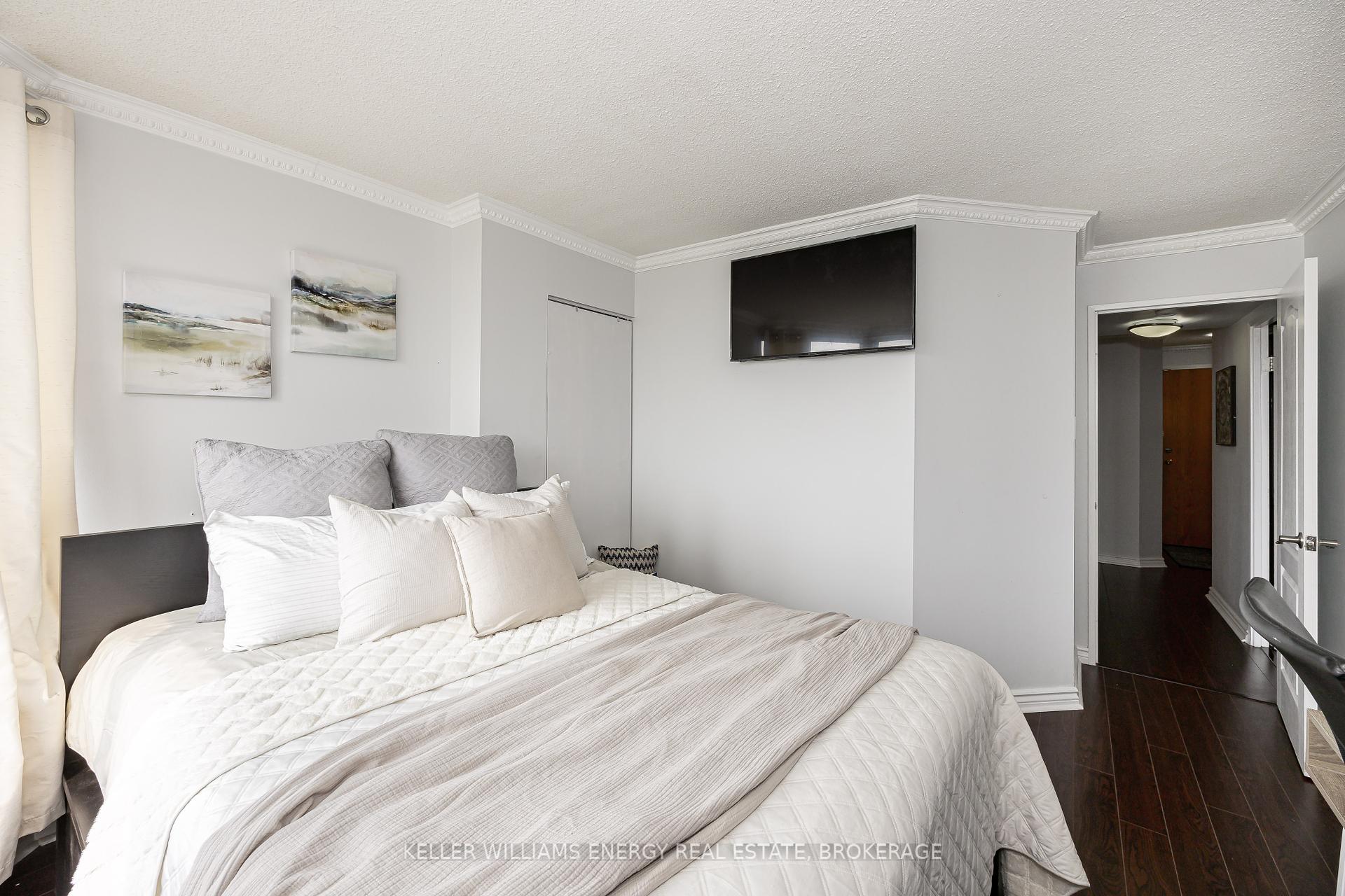 2 Bedrooms Condo at 41 Markbrook,  Toronto For sale