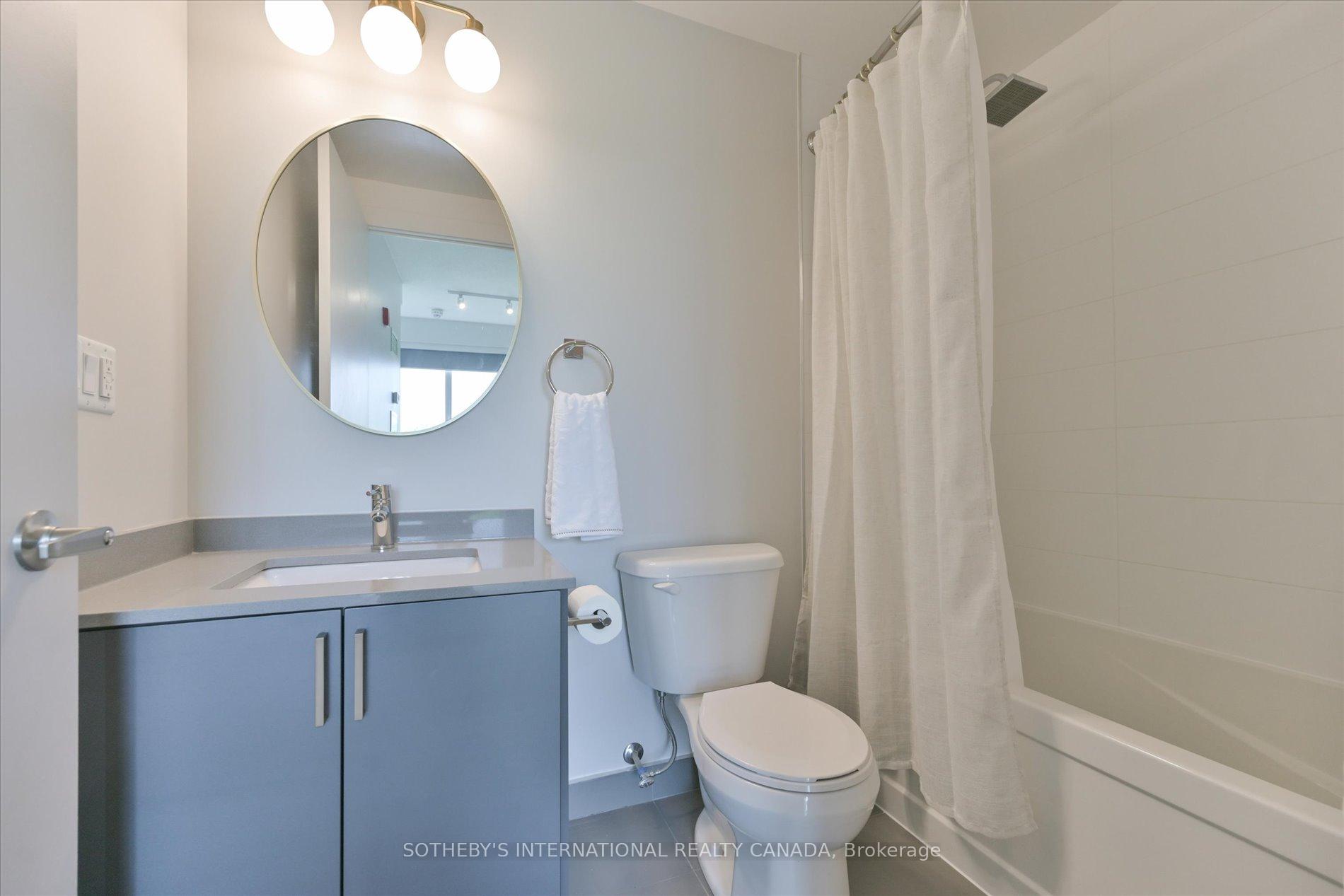 2 Bedrooms Condo at 5260 Dundas, Burlington For sale
