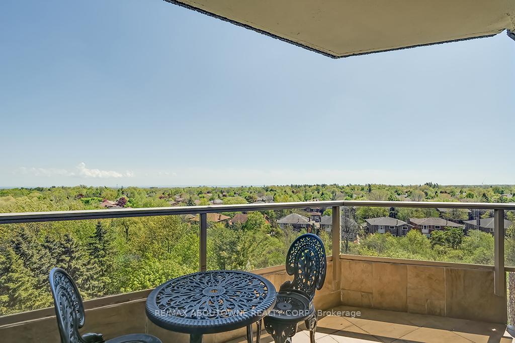 2 Bedrooms Condo at 1903 Pilgrims, Oakville For sale