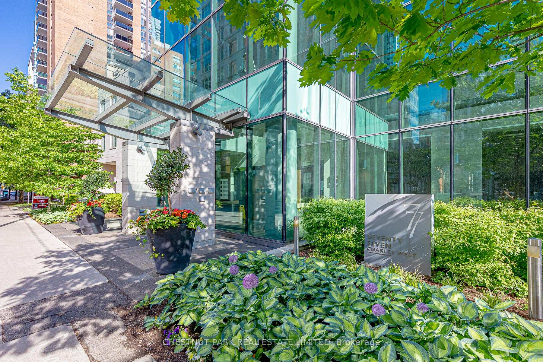2 Bedrooms Condo at 77 Charles, Toronto For sale