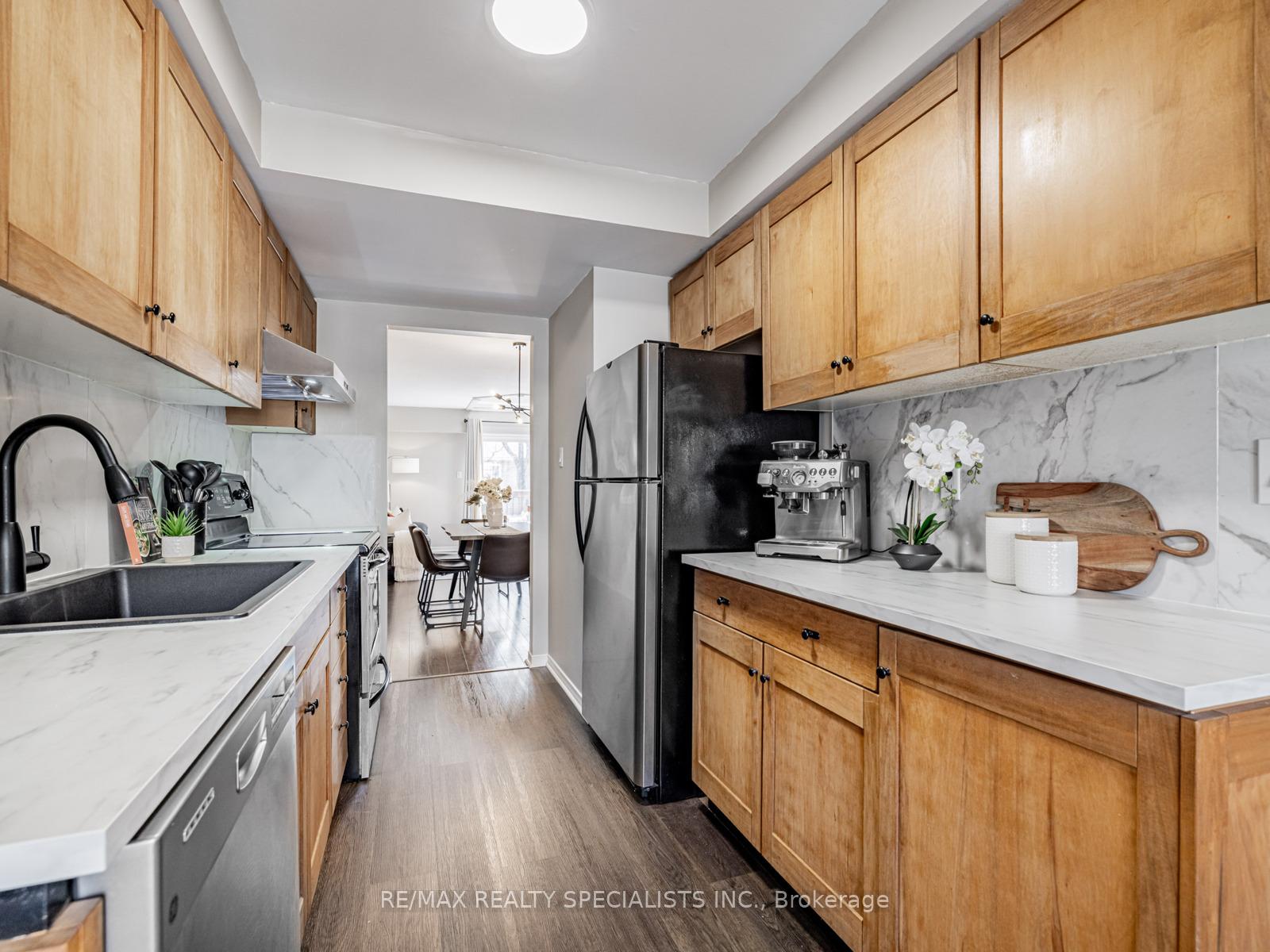 2 Bedrooms Condo at 2055 WALKERS, Burlington For sale