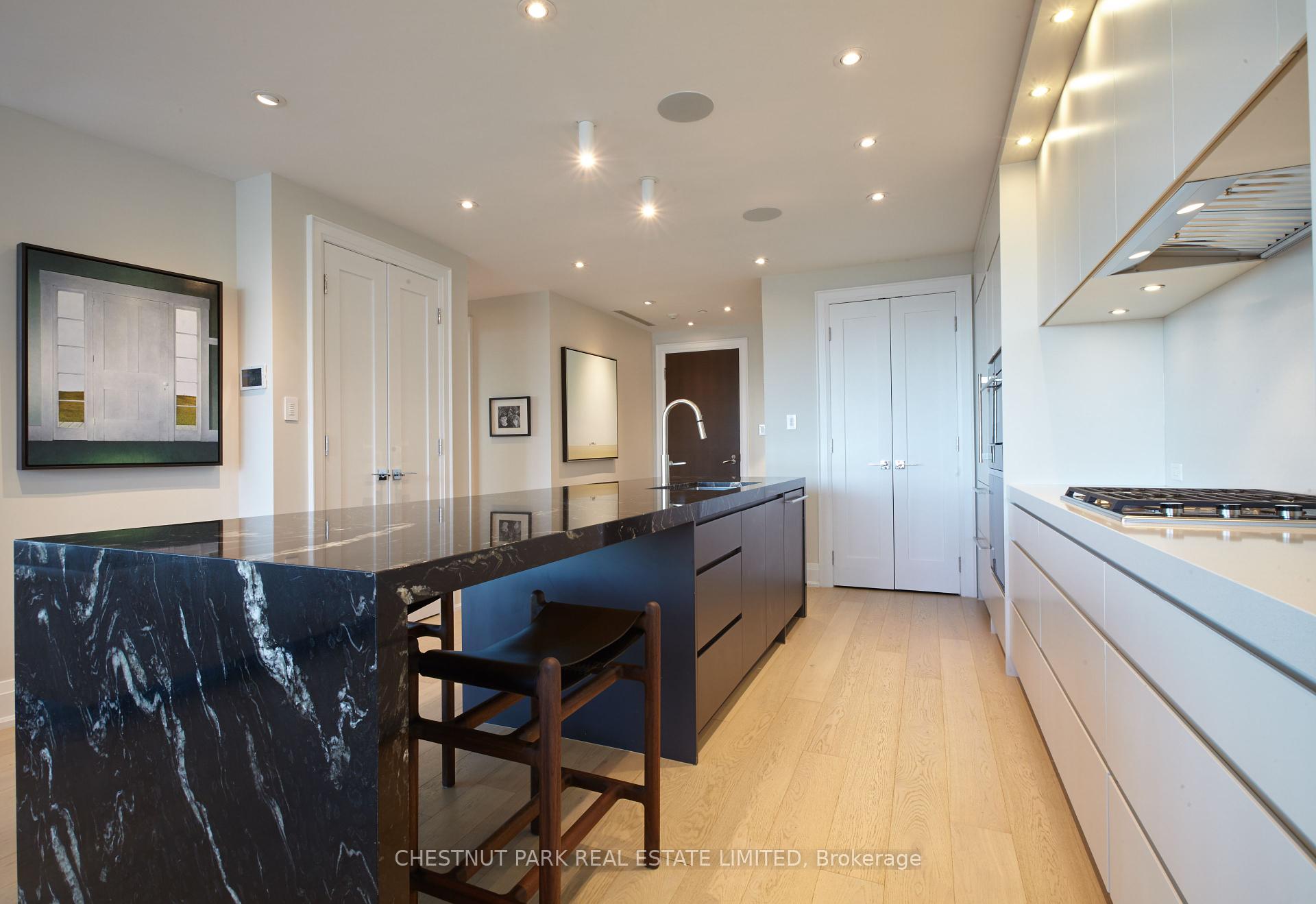 2 Bedrooms Condo at 77 Charles, Toronto For sale