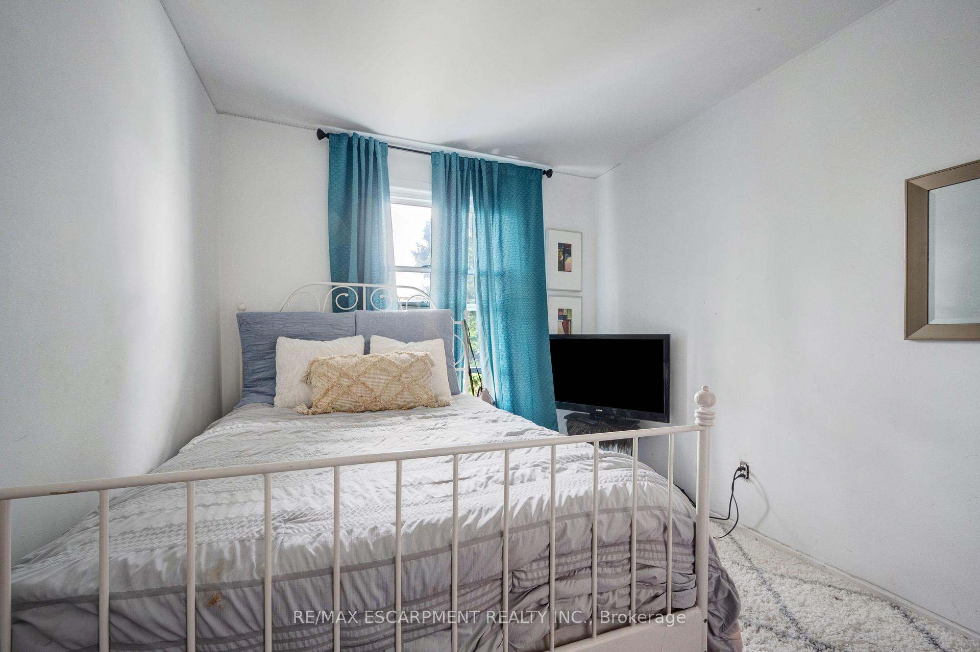 4 Bedrooms Condo at 3430 Brandon Gate, Mississauga For sale