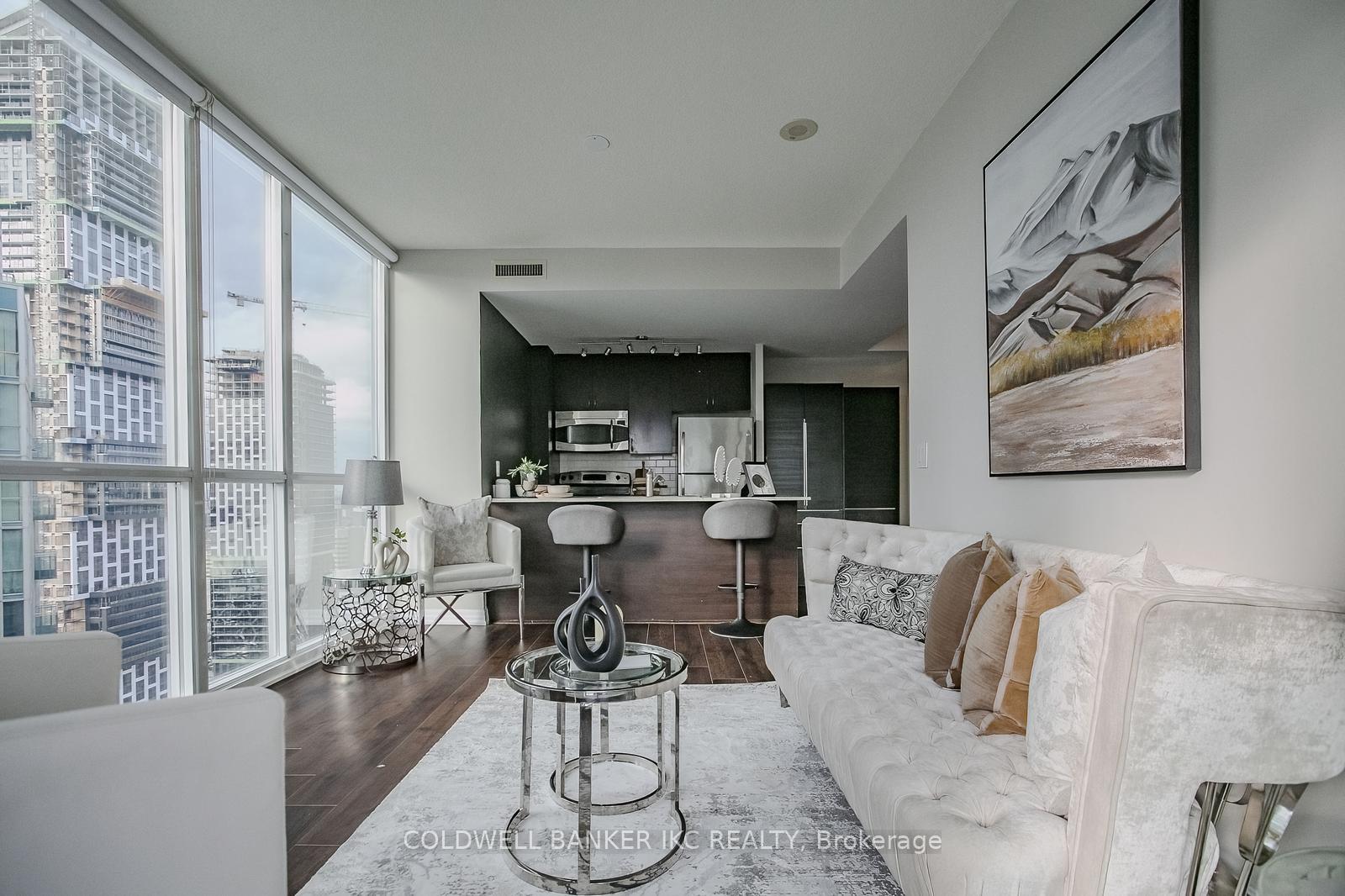 2 Bedrooms Condo at 223 Webb, Mississauga For sale