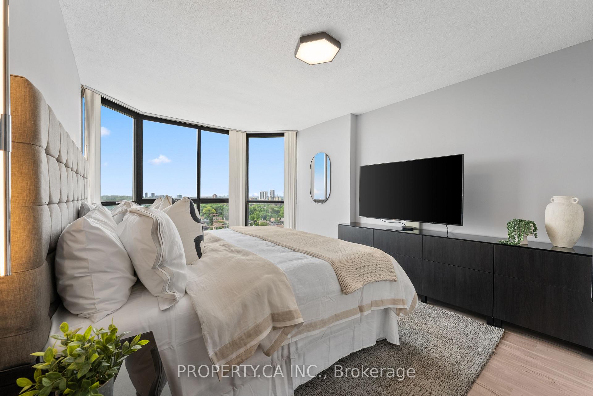 3 Bedrooms Condo at 40 Richview, Toronto For sale