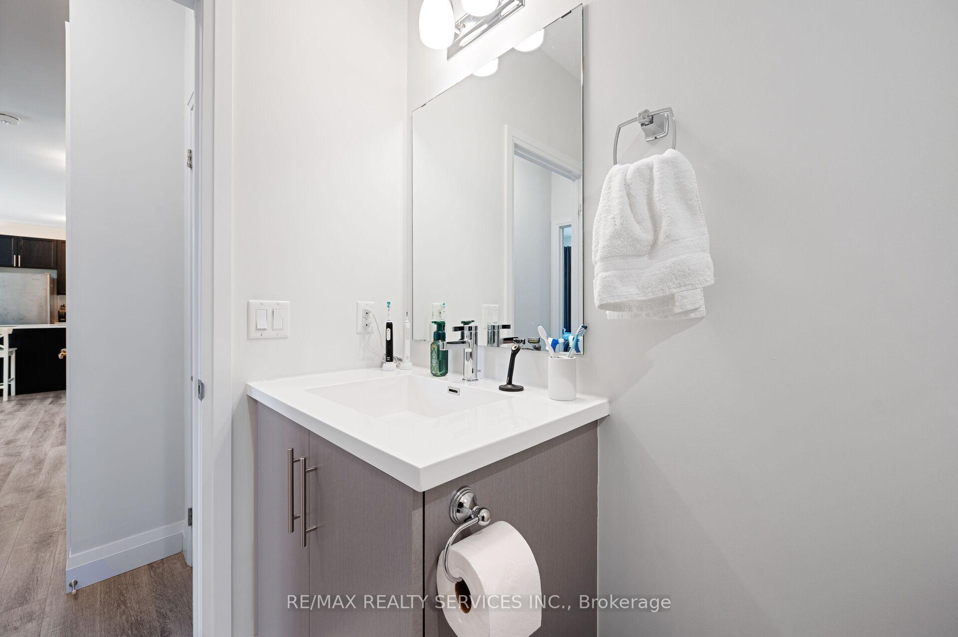 2 Bedrooms Condo at 1 Redfern, Hamilton For sale